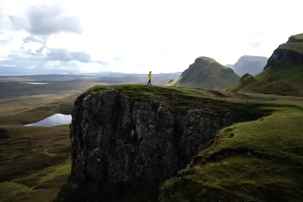 falaise en écosse sur l'ile de skye et homme seul