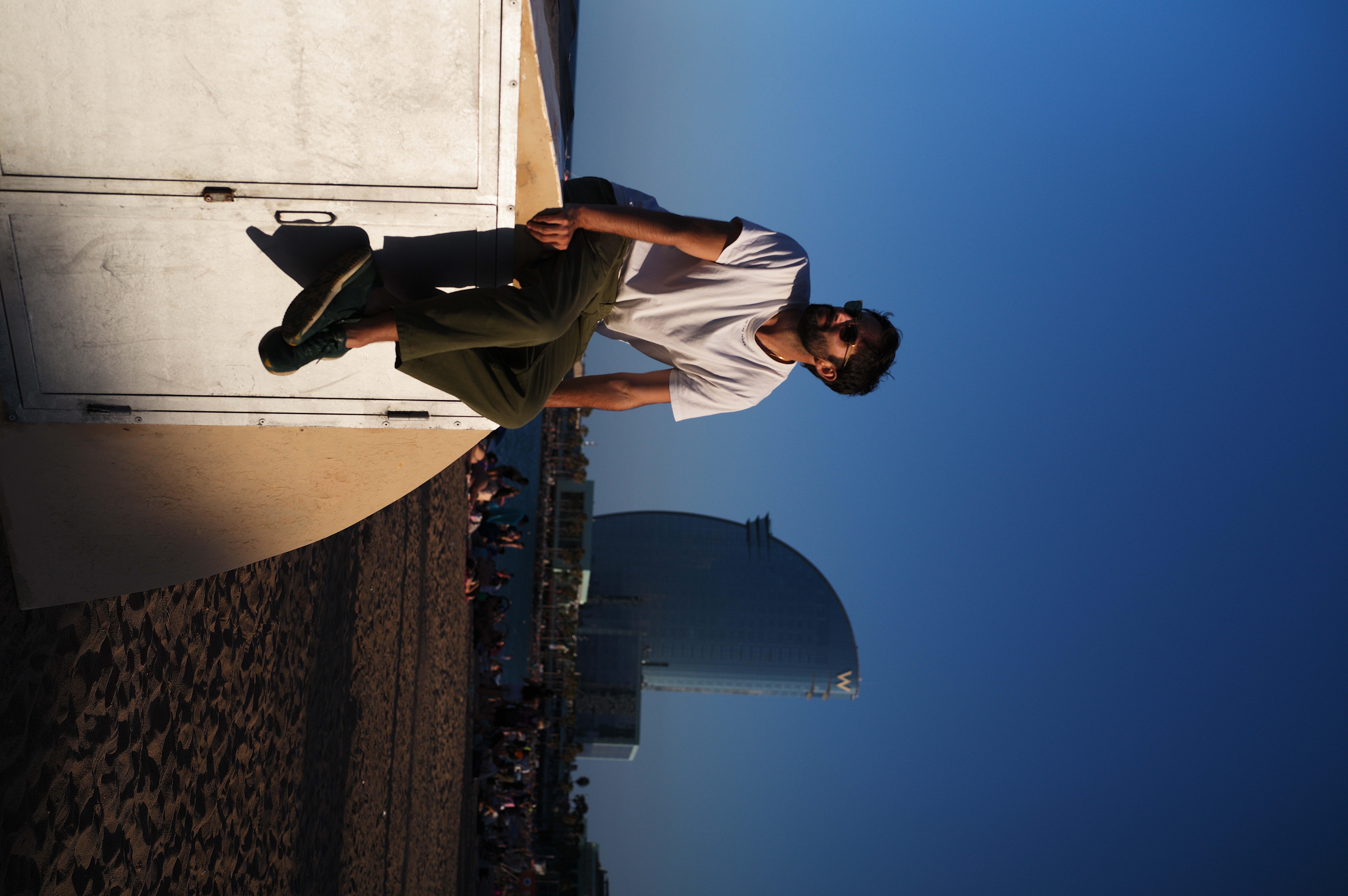 moi dans la lumière avec le W barcelone à l'arrière