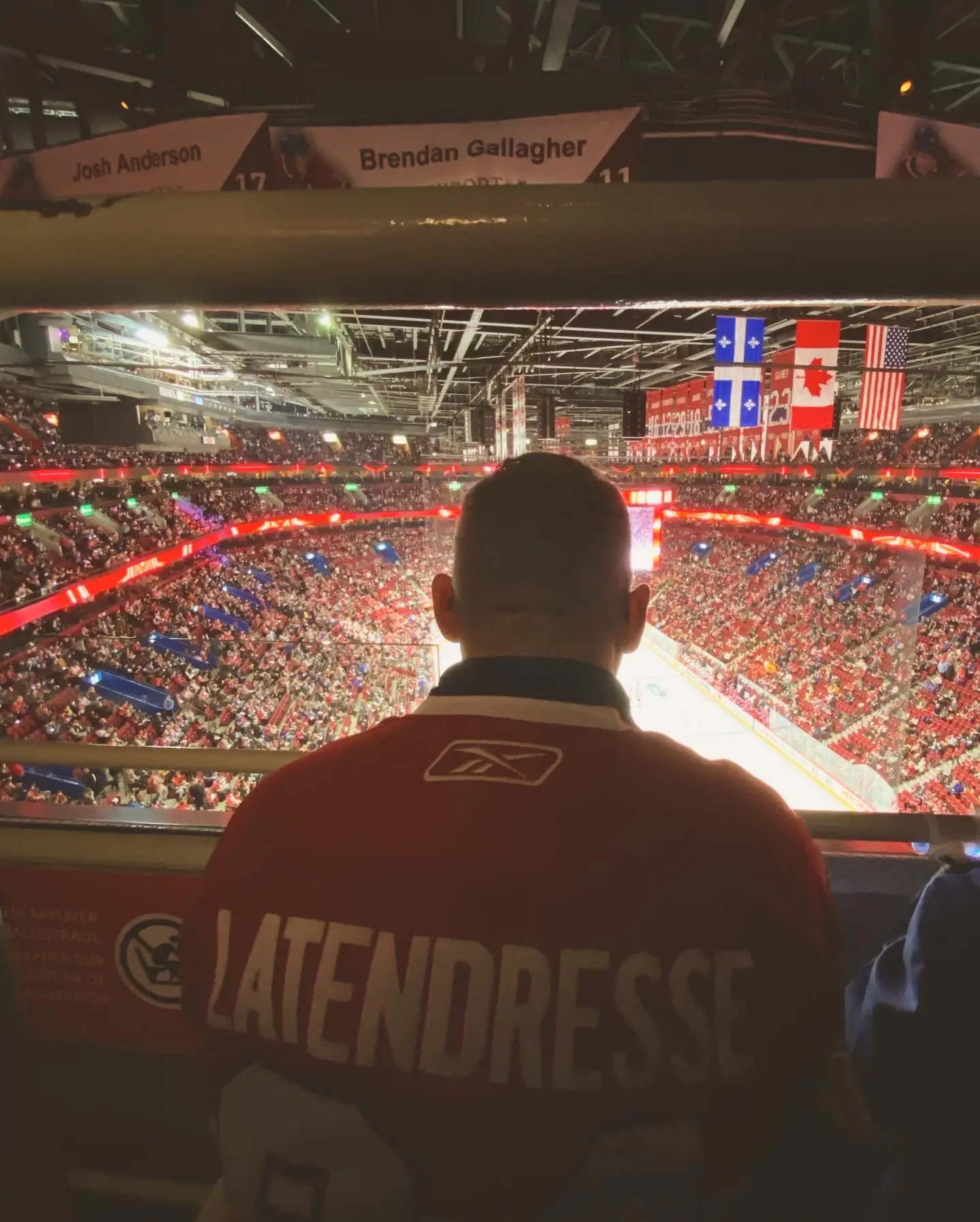 homme devant un match de hockey roadtrip au québec