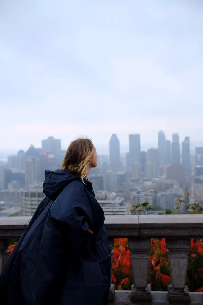 fille devant montréal roadtrip au québec