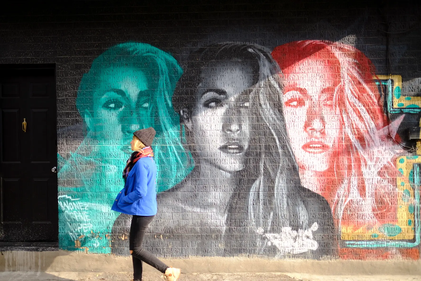 fille devant du street art à Montréal québec