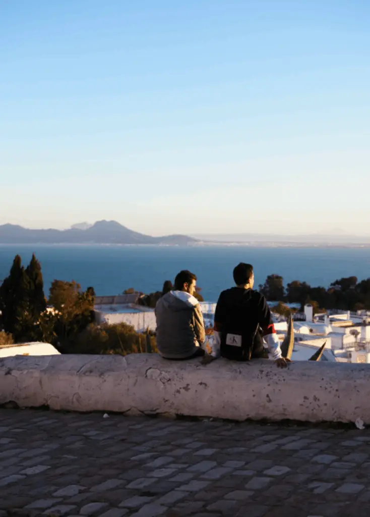 deux hommes devant la mer tunisie café des délices Sidi Bou Saïd cité des délices