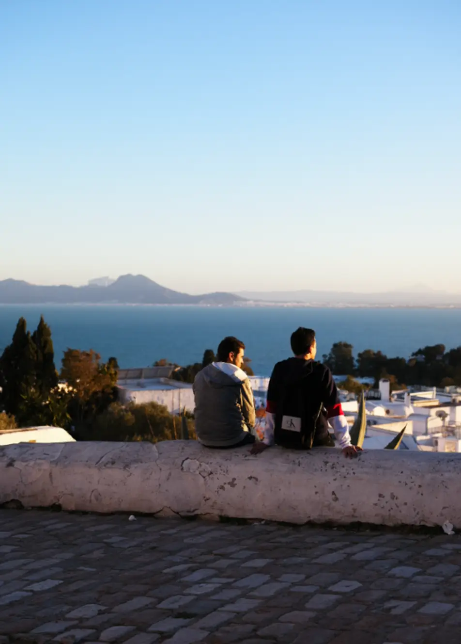 deux hommes devant la mer tunisie café des délices Sidi Bou Saïd cité des délices