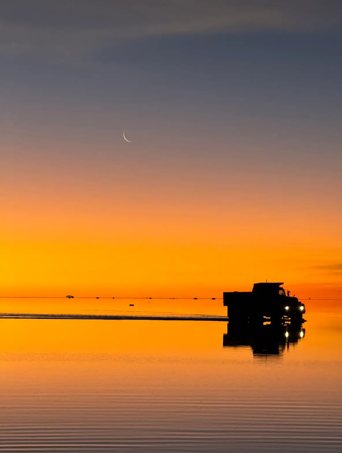 photo incroyable du salar d'uyuni au coucher de soleil