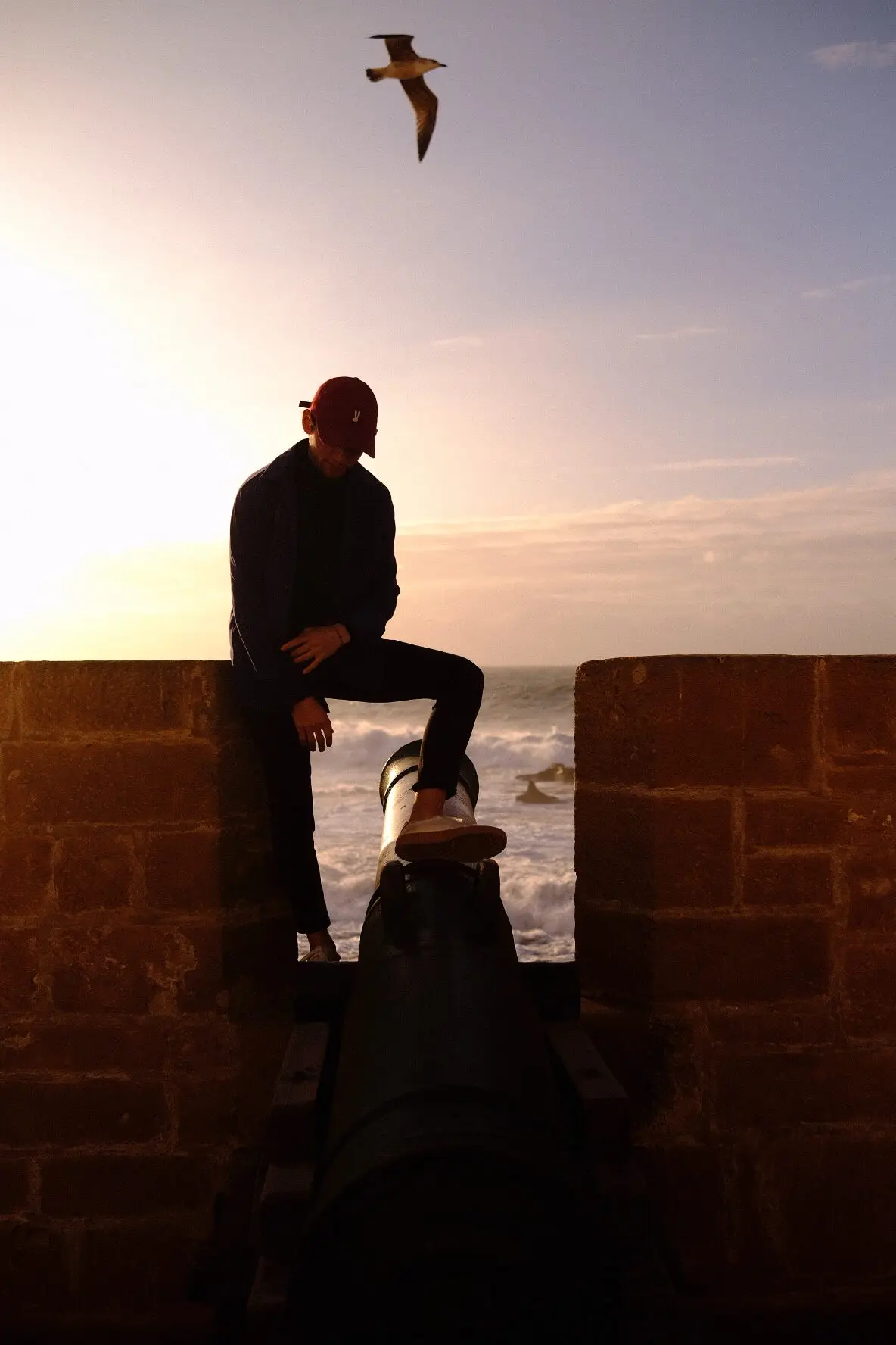 garçon canon essaouira port tempête