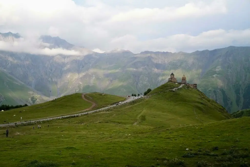 Une des plus belles églises du monde à Stepantsminda