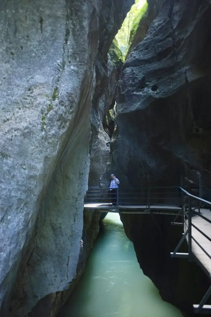 peut on visiter les gorges de l'Aar avec une personne âgée ?