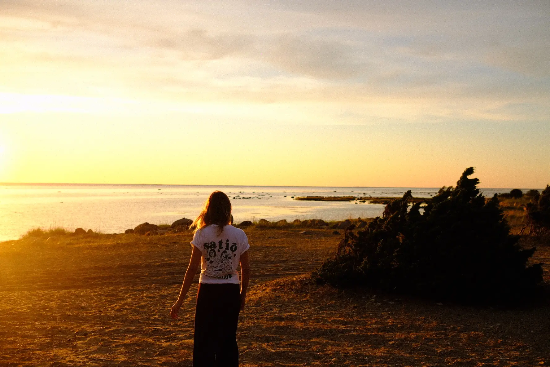 estonie kinu island femme s'éloignant vers la mer dans le soleil couchant