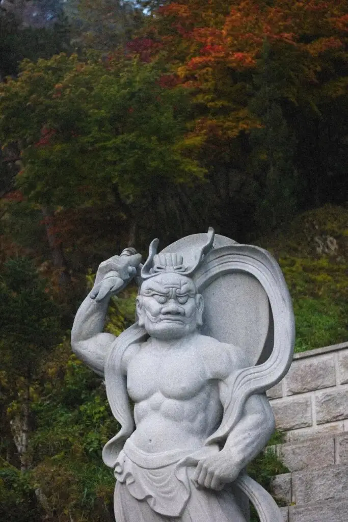 templestay guinsa temple monstre statue