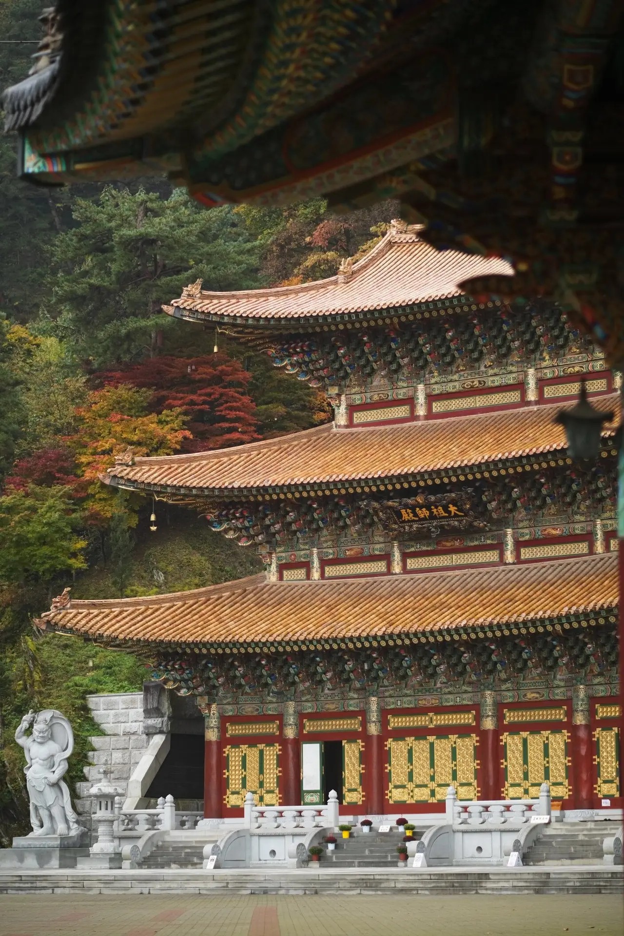 templestay guinsa temple doré en corée du sud avec statue
