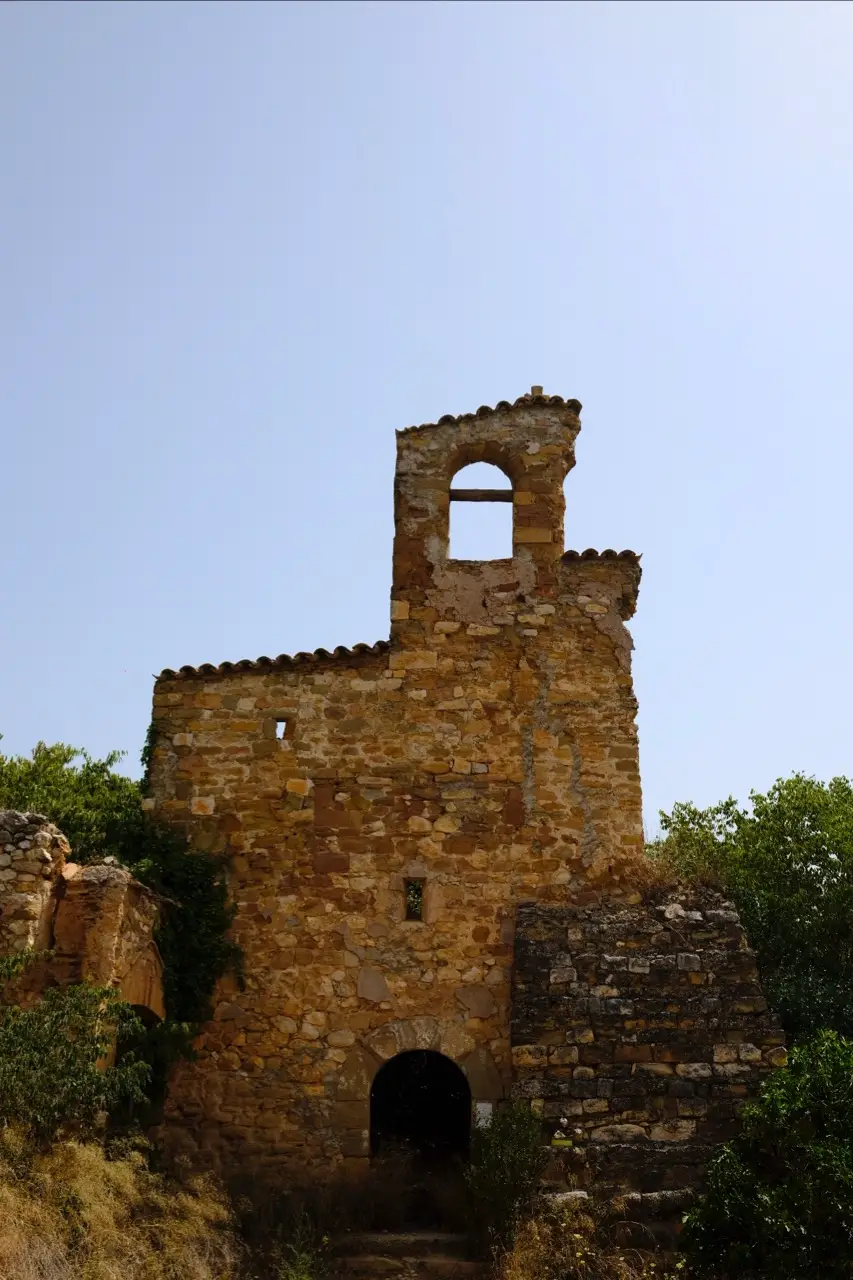 village abandonné de finestras église