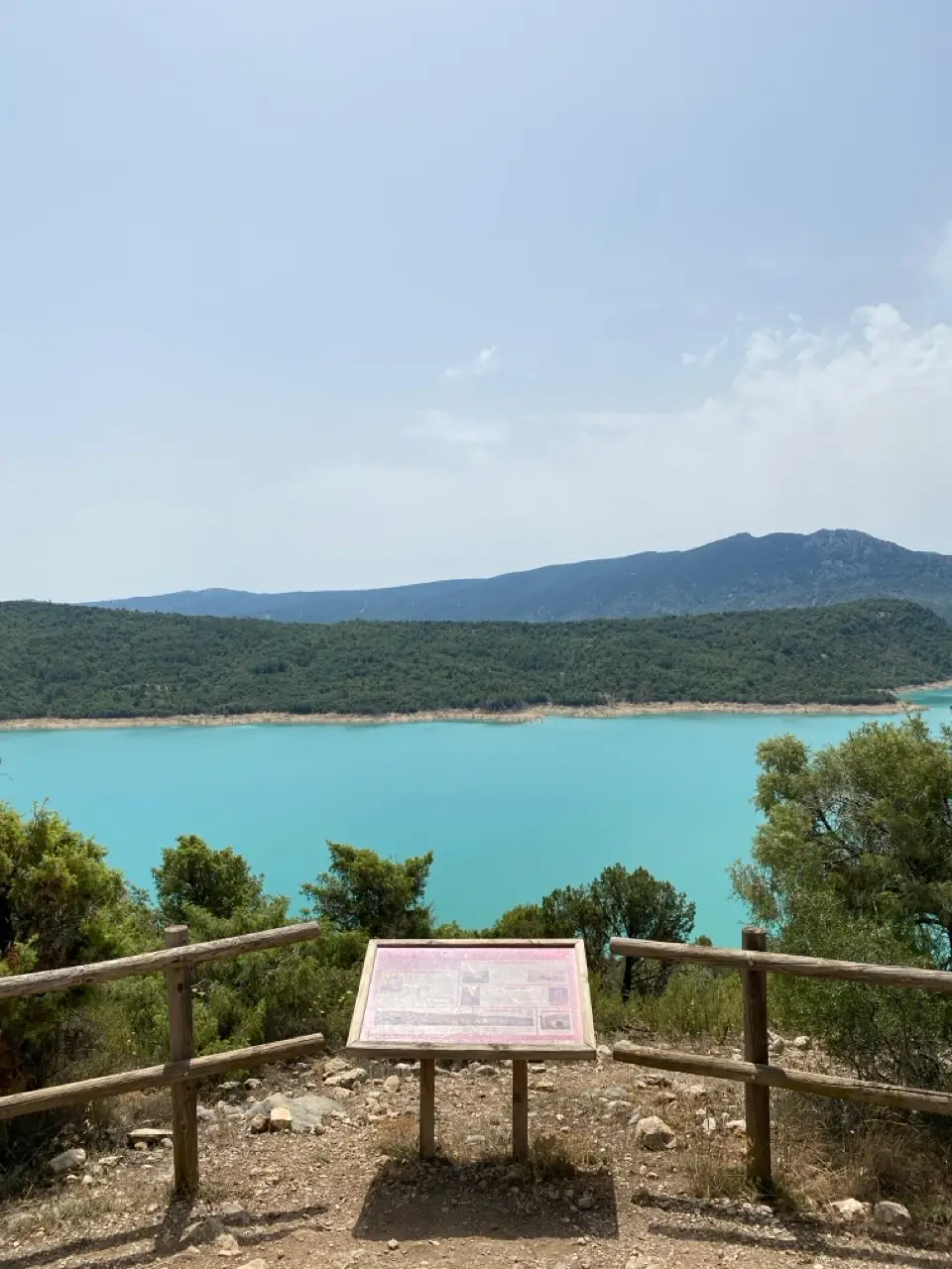 panneau avec vue sur un lac bleuté en espagne