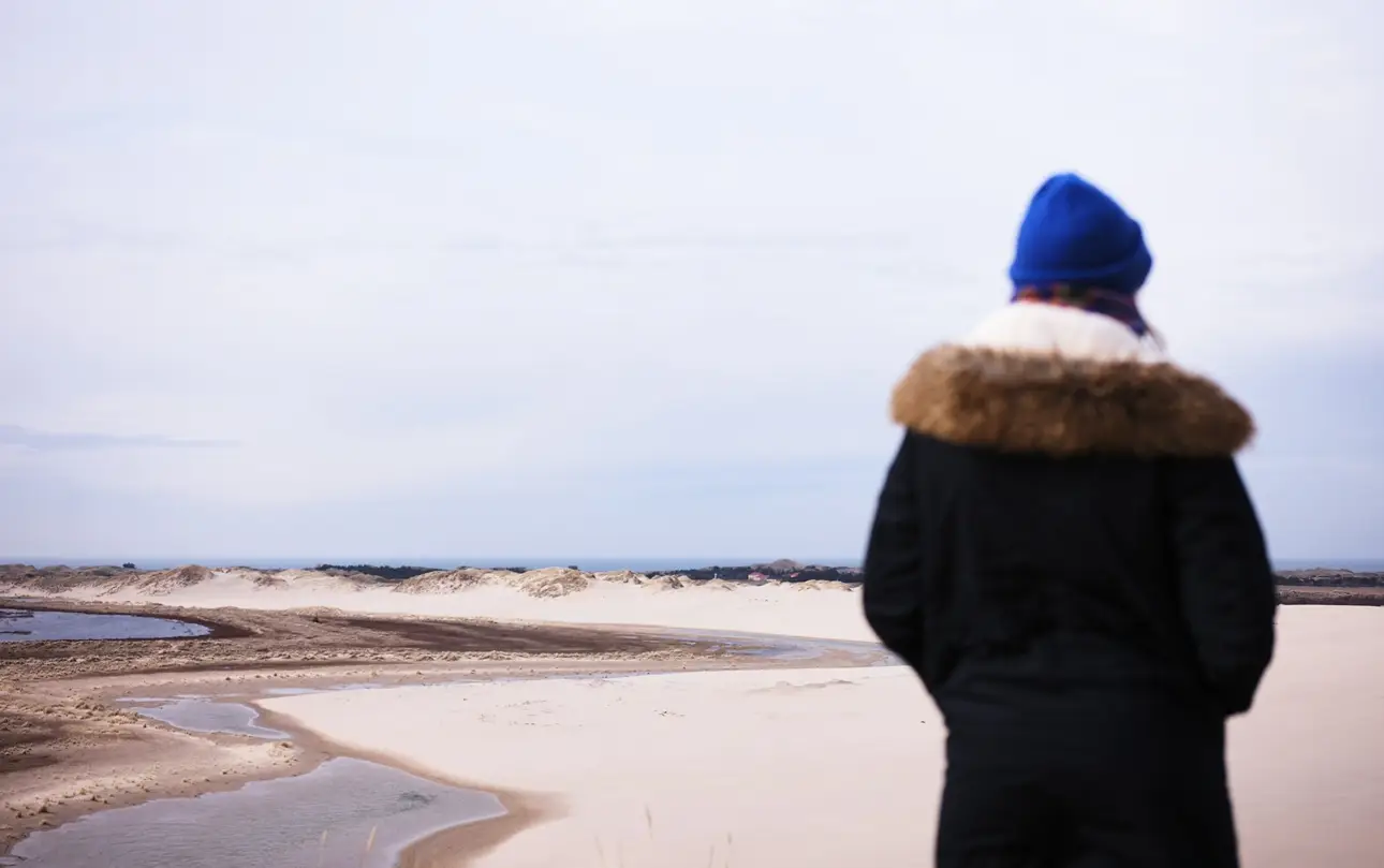 fille de dos vers le désert du danemark rabjerg mile