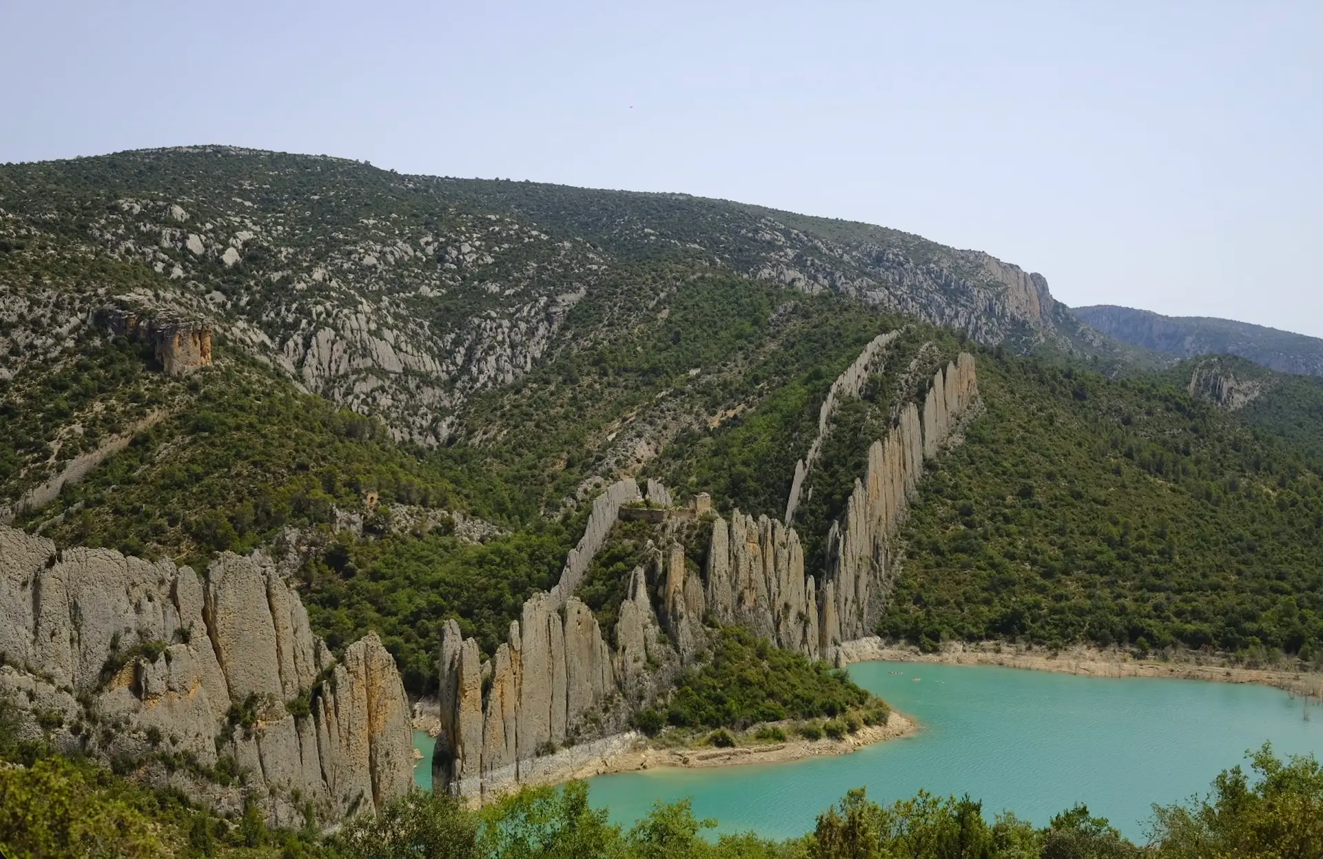 muraille de finestras et lac bleu