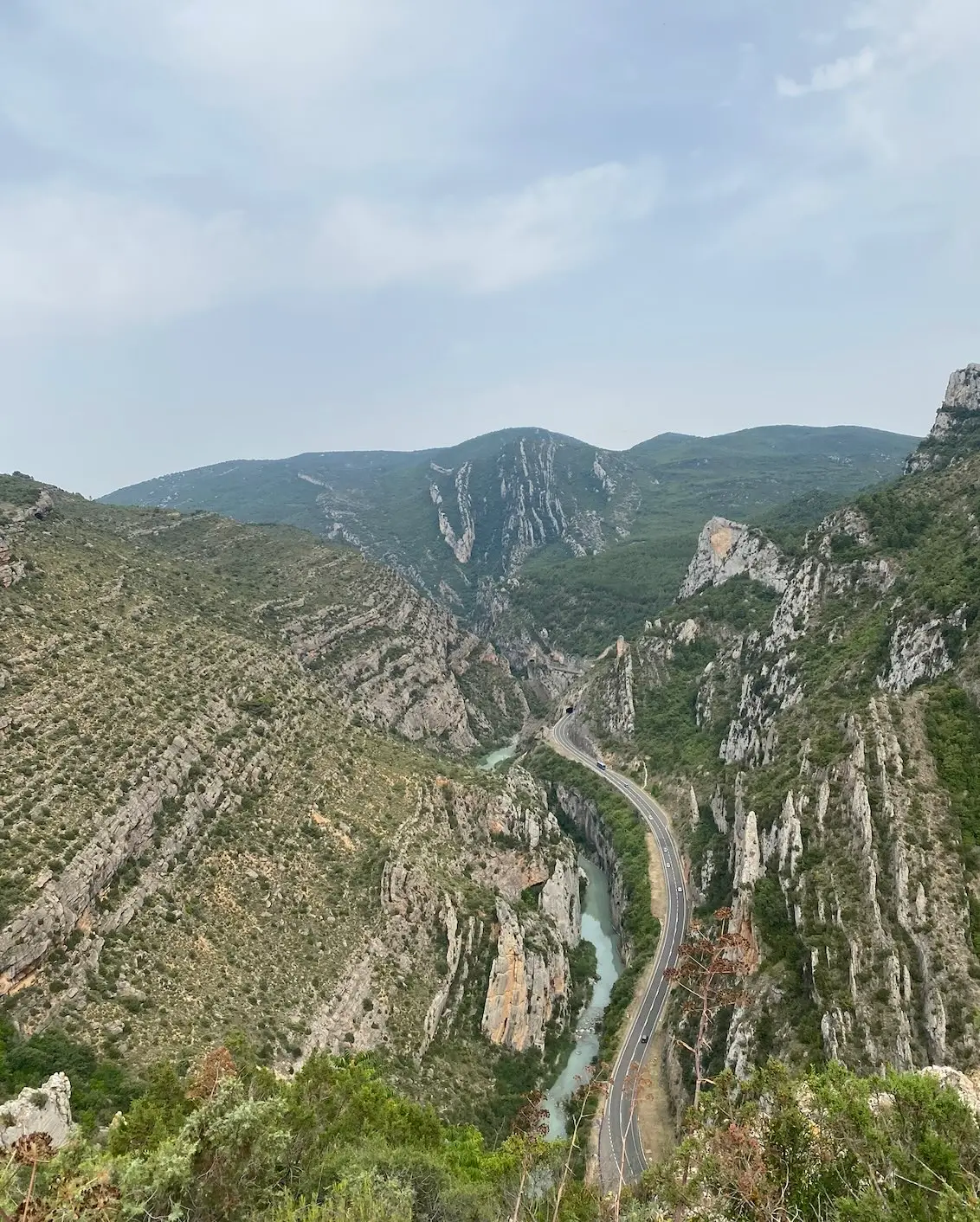 route dans une montagne en espagne finestras