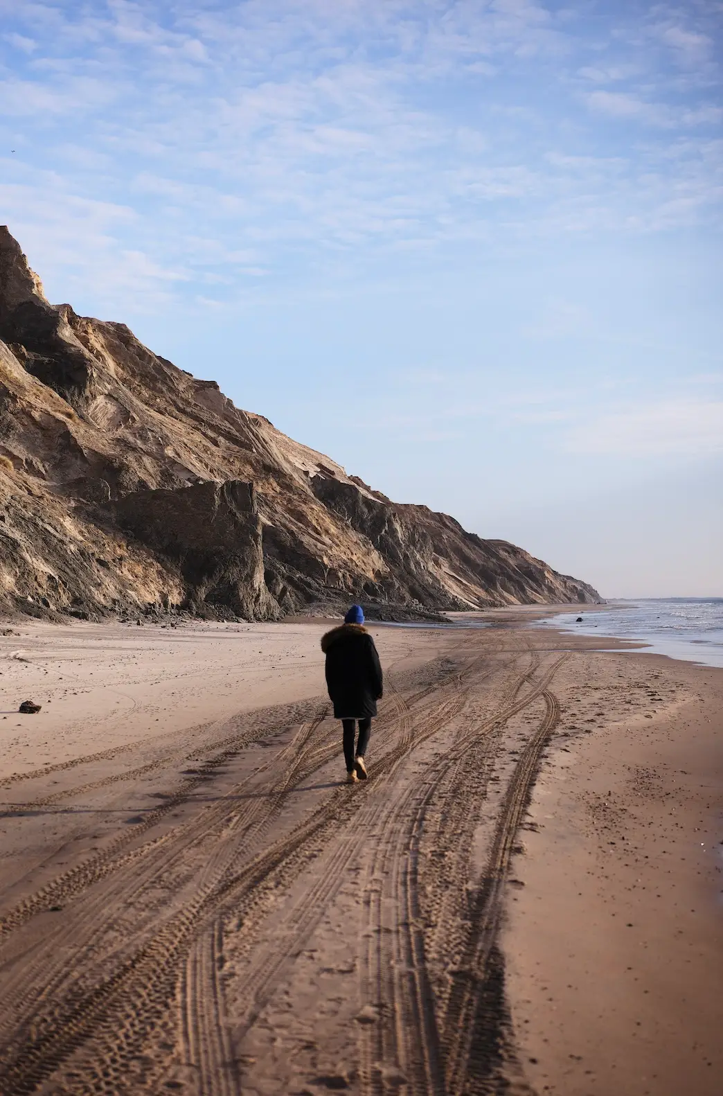 Marche sur la plage au pied des dunes du danemark