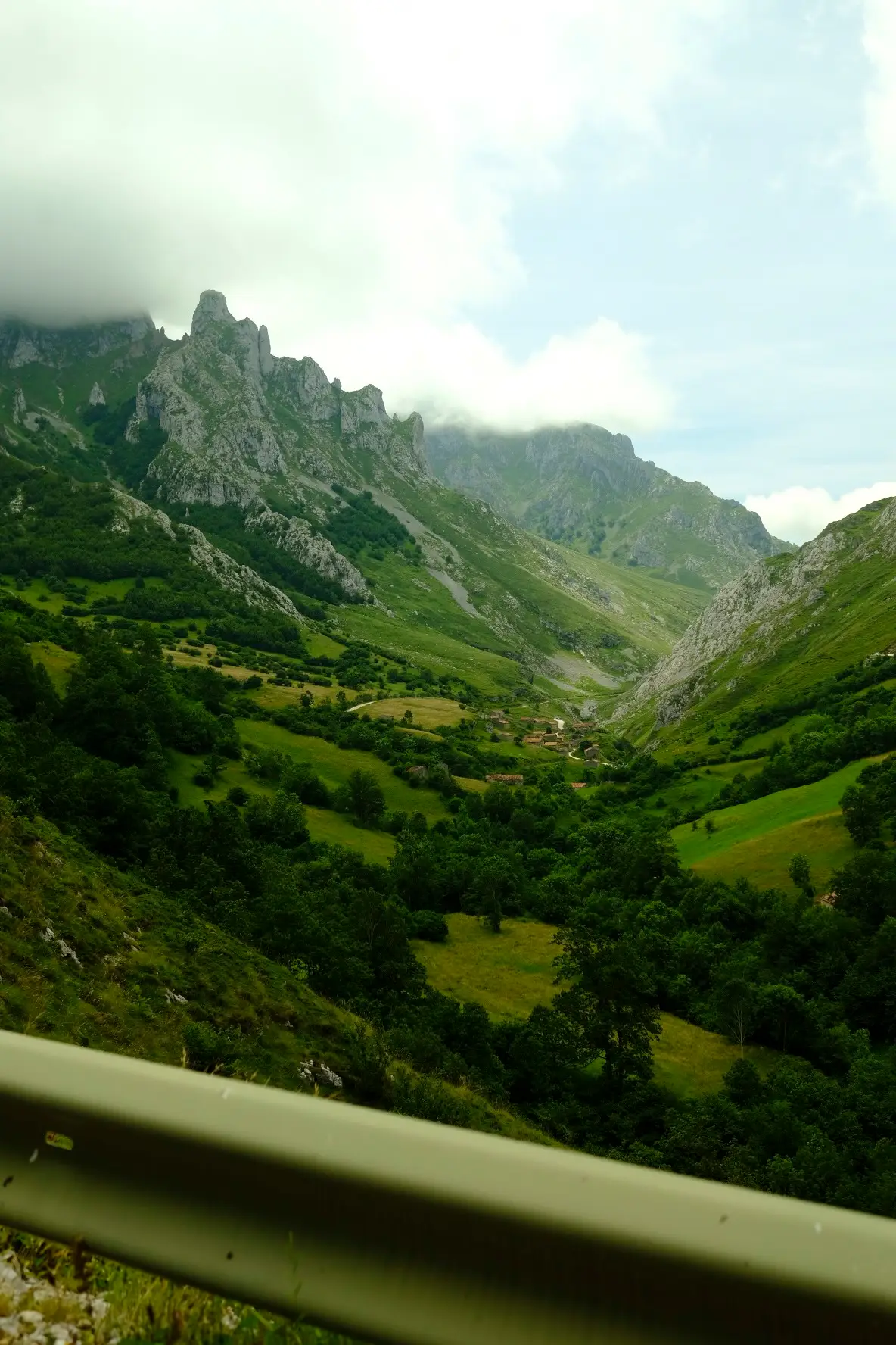 picos de europa route et village espagne