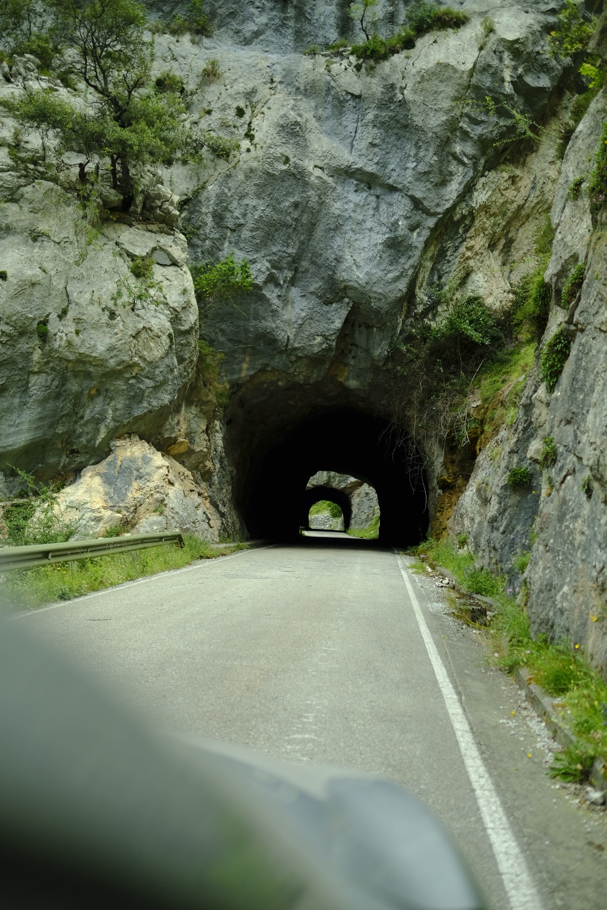 picos de europa espagne route sous tunnel