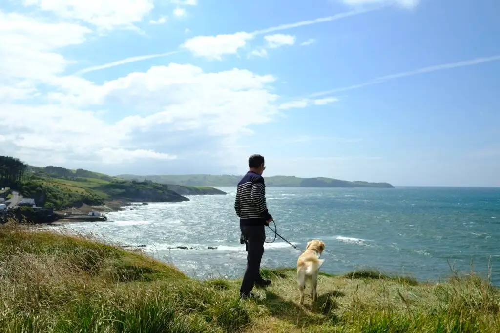 homme avec chien au dessus de l'atlantique espagnol