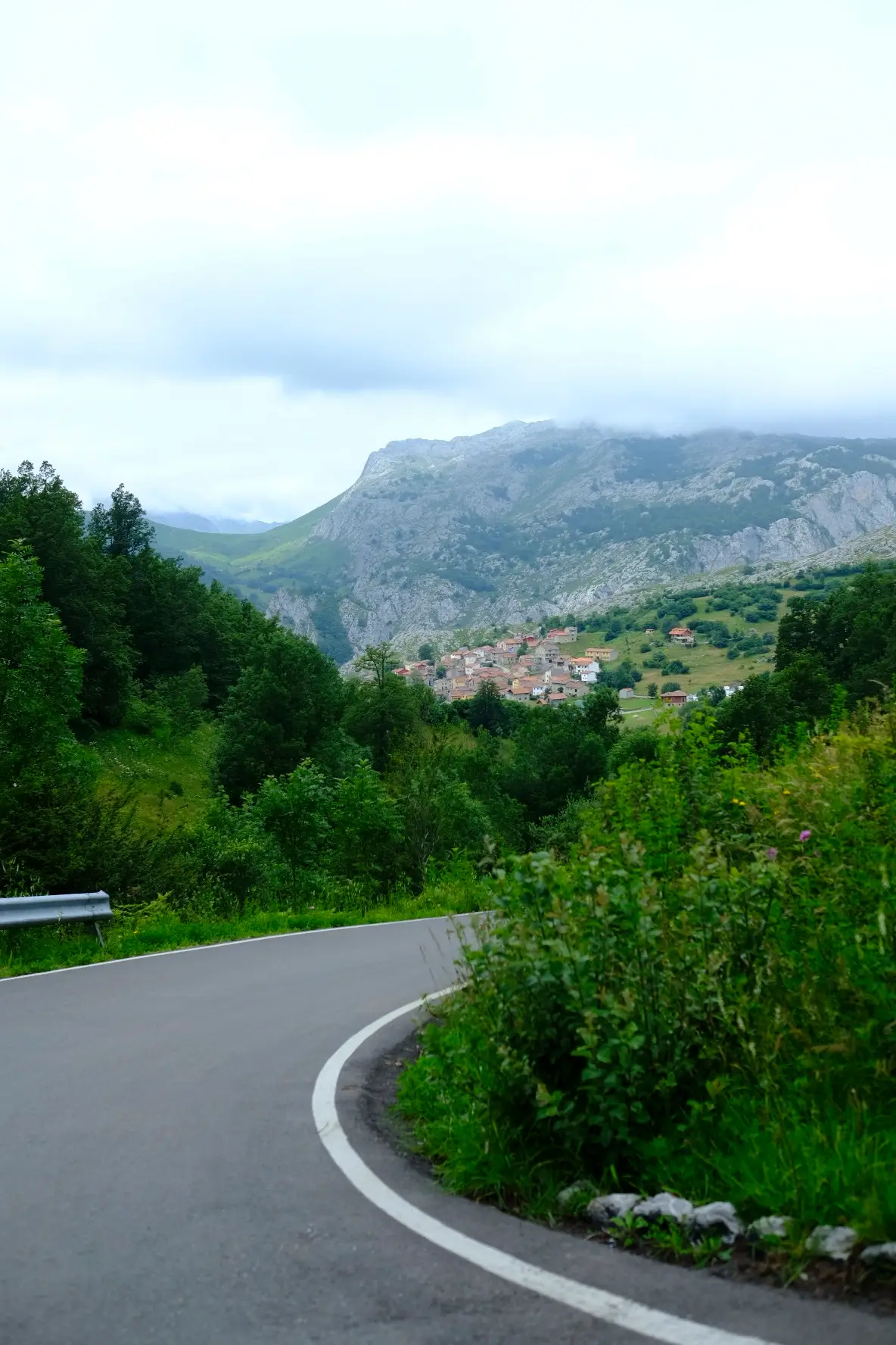 picos de europa route et village espagne
