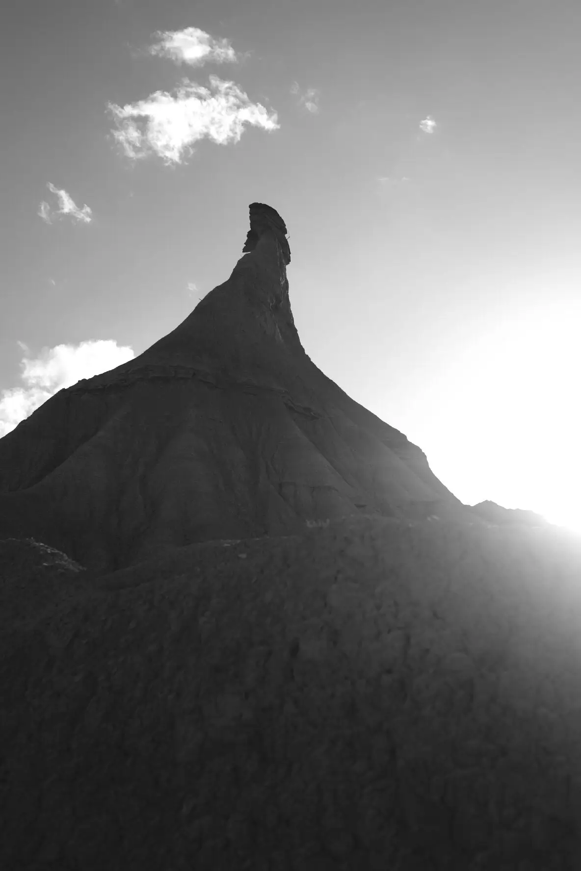 autoportrait en haut du désert des bardenas noir et blanc