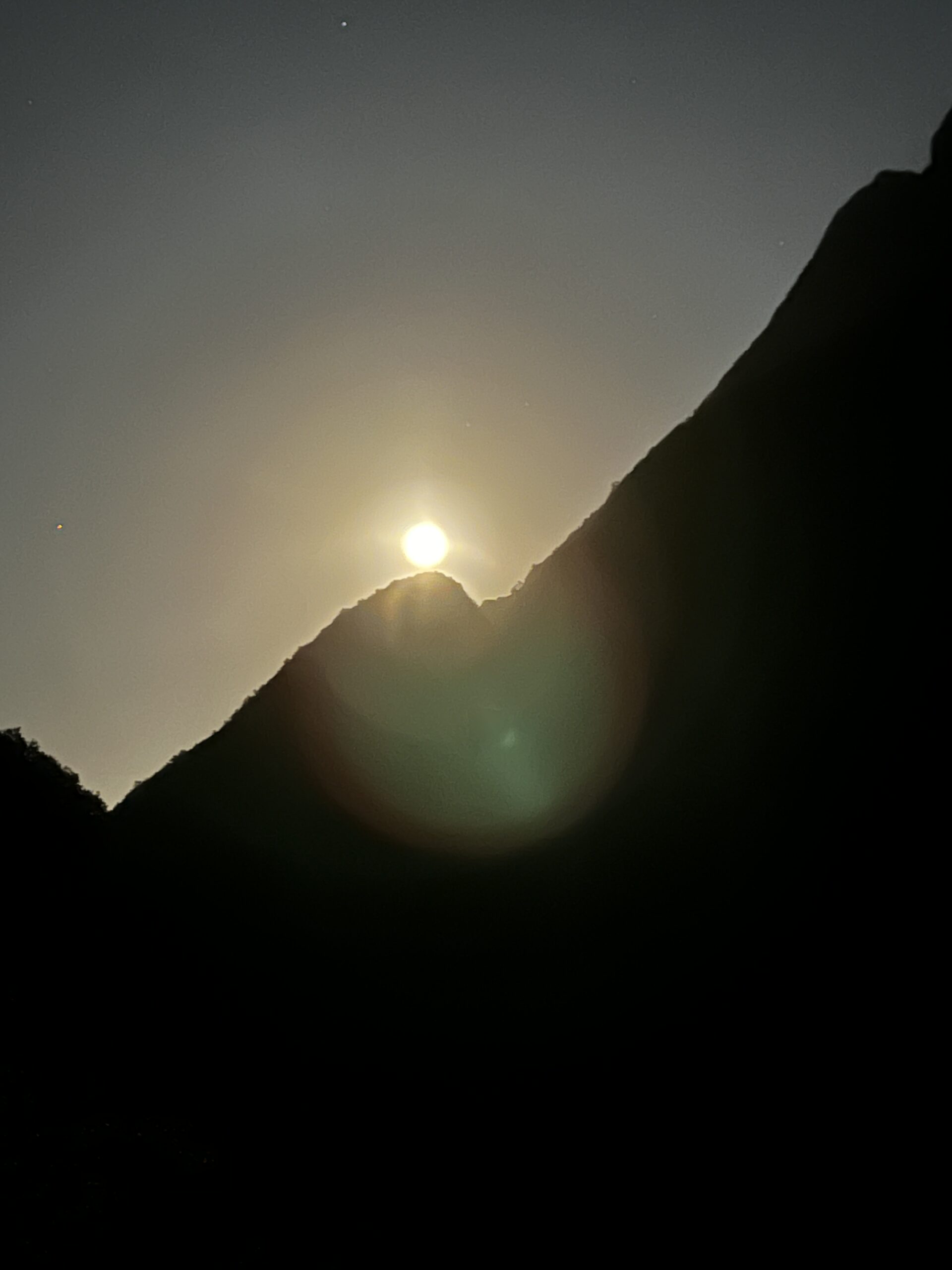 soleil de nuit komani lake