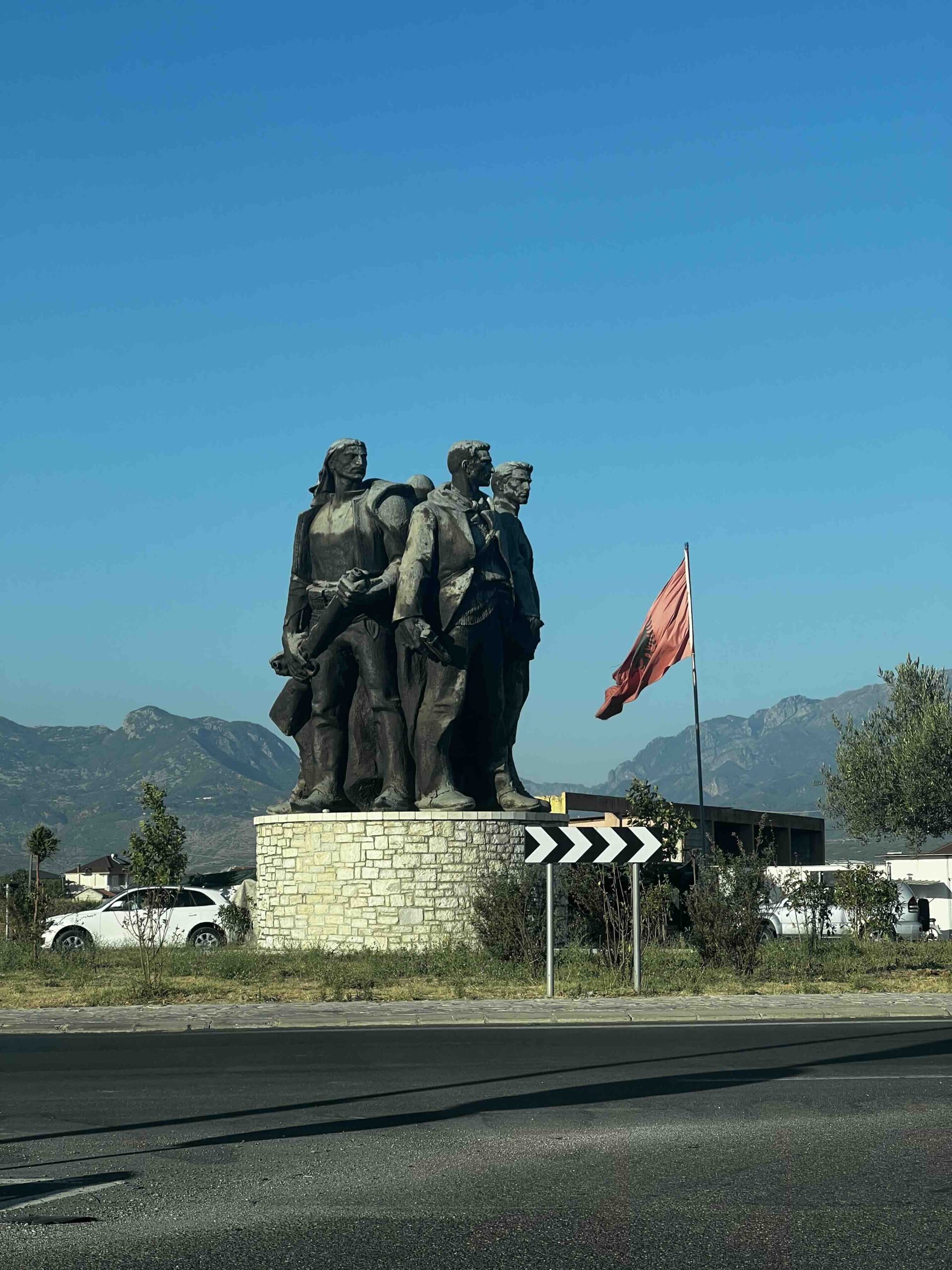 statue albanie communisme
