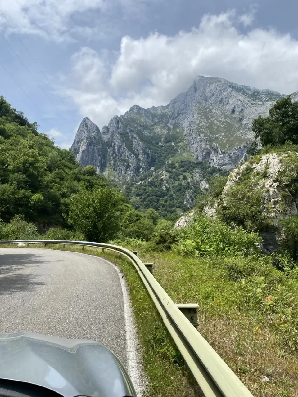 Picos de europa montagnes et rivière nord de l'espagne