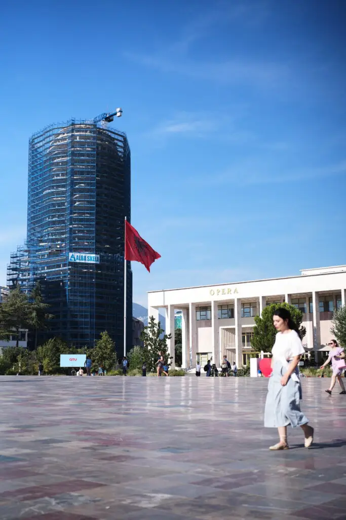 Tirana place Skanderbeg et drapeau albanie