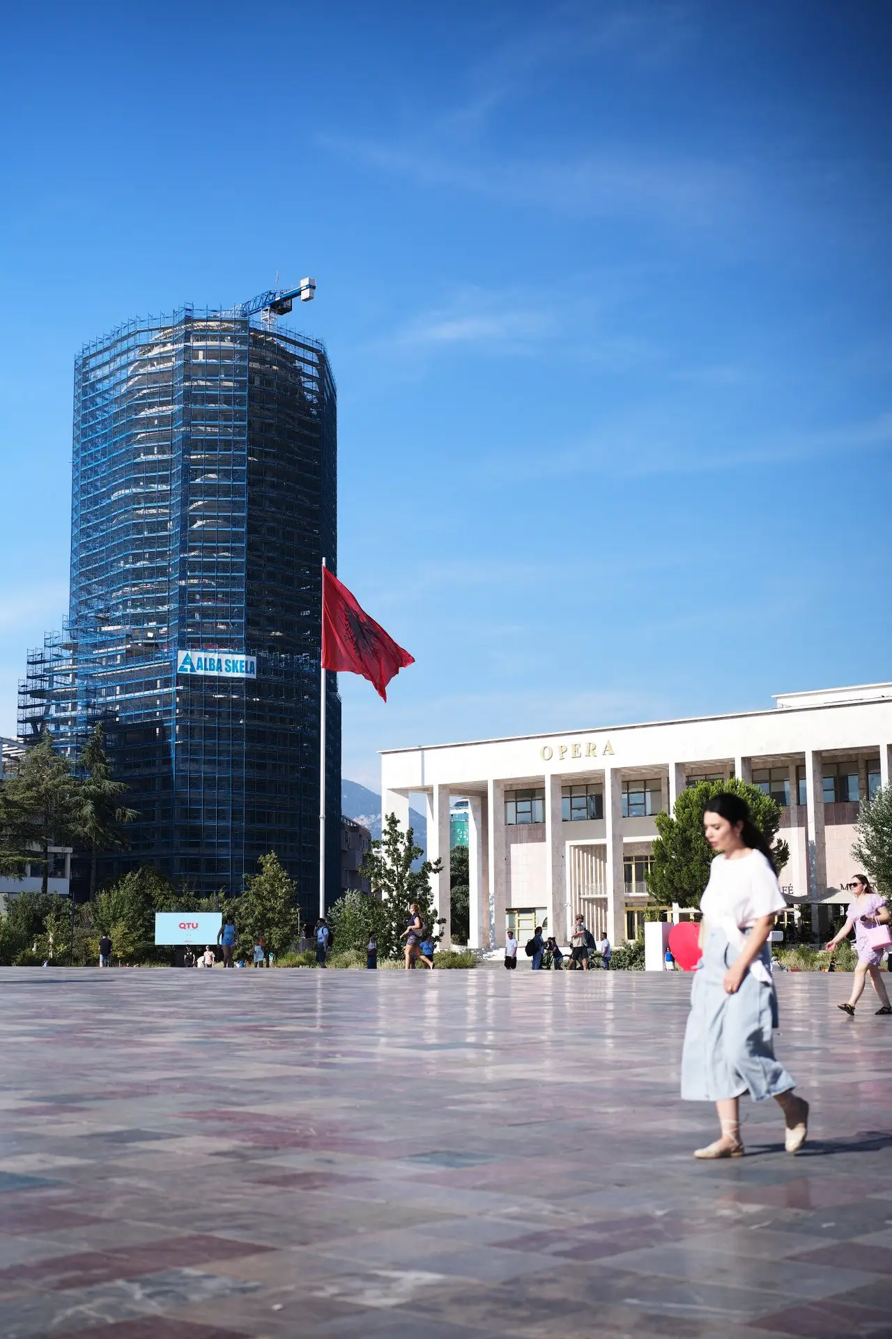 Tirana place Skanderbeg et drapeau albanie