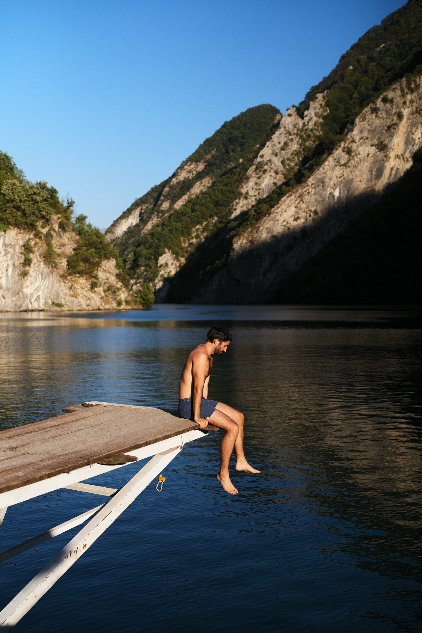 komani lake albanie hôtel perdu