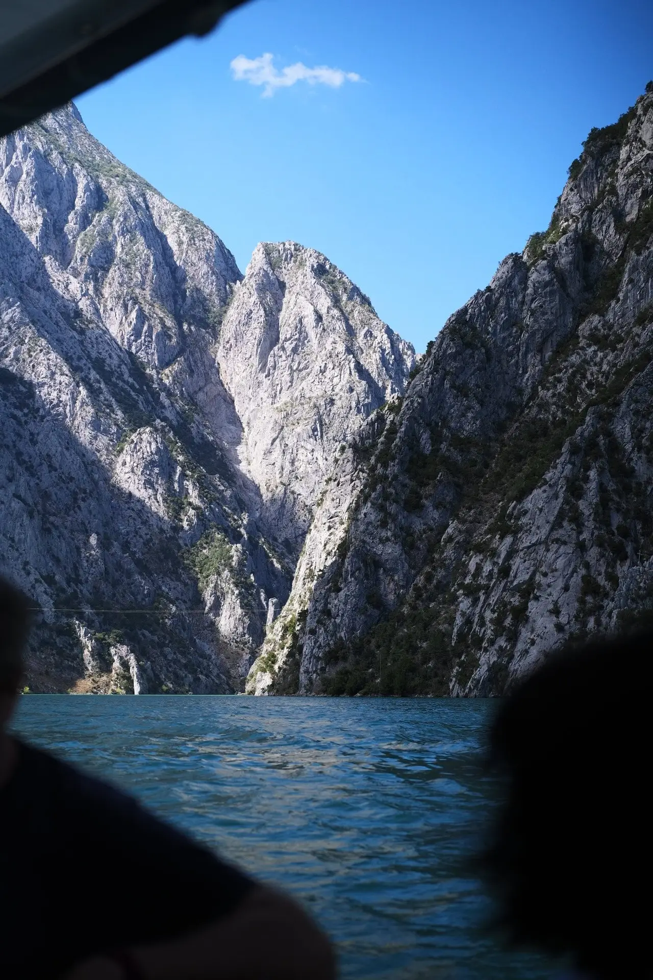 Komani lake falaise de granit l'eau
