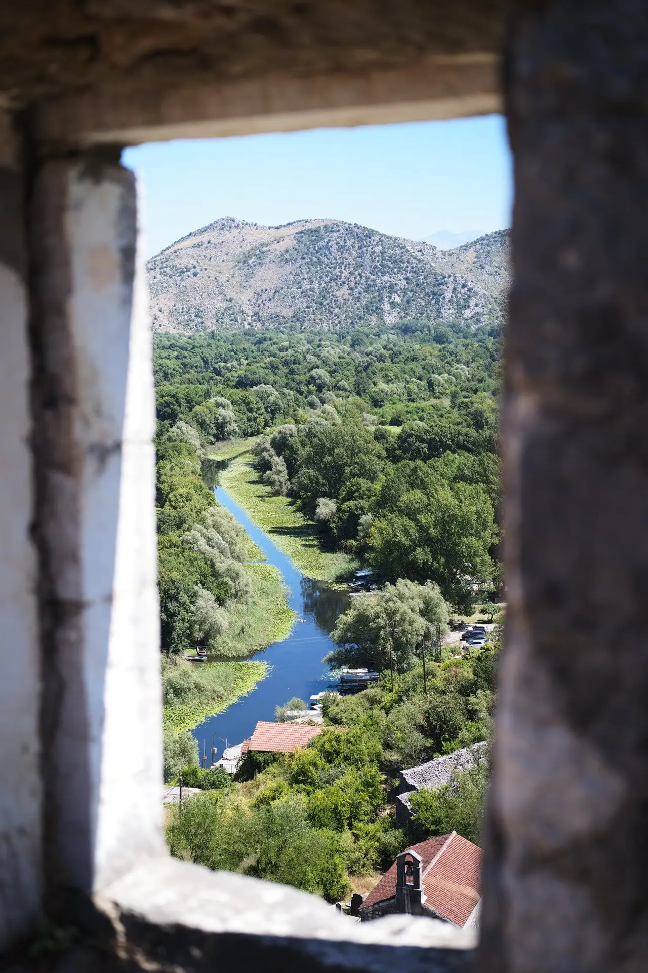 Skodar lake Karuc vue depuis une fenêtre