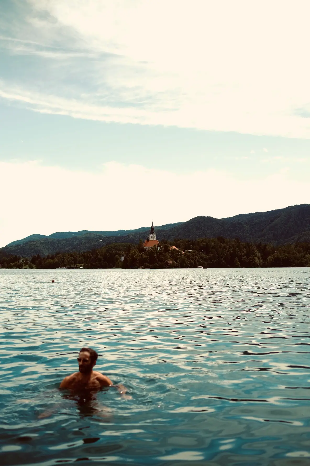 SLovénie lac de bled homme qui se baigne