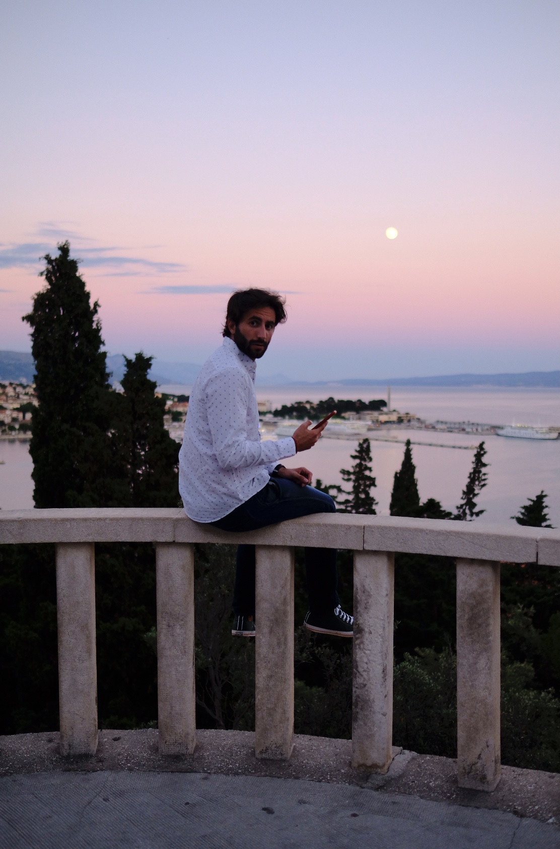 Split, coucher de soleil sur la ville palais lune mer