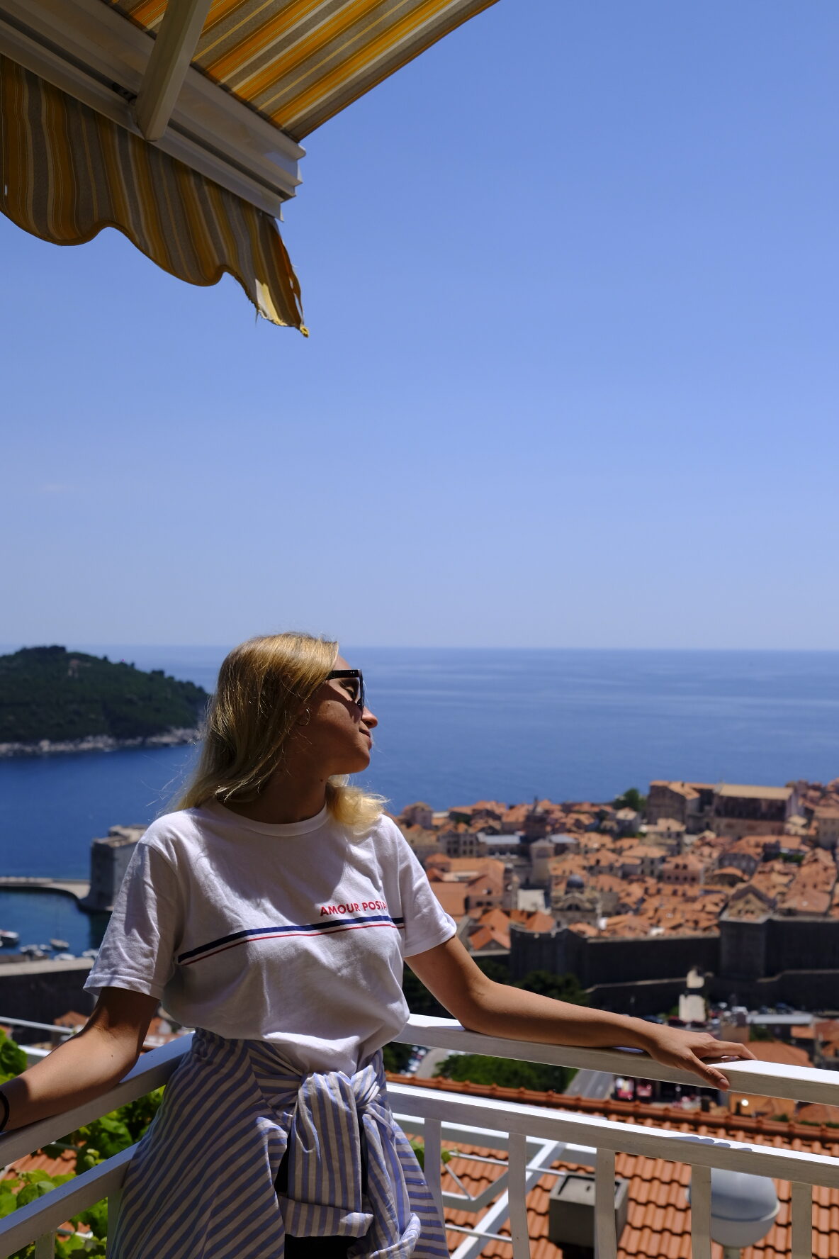 dubrovnik vue d'en haut avec femme au premier plan