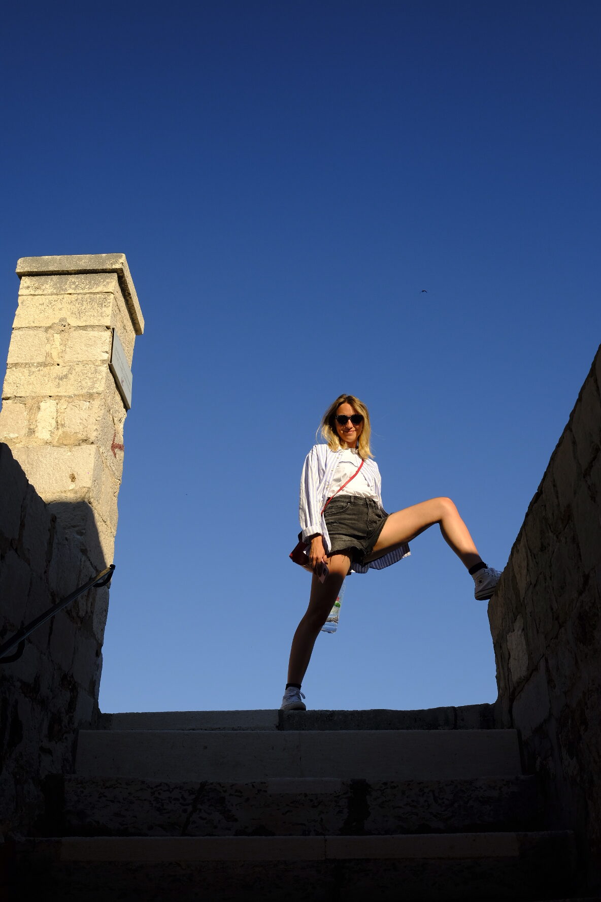 femme à dubrovnik ciel bleu