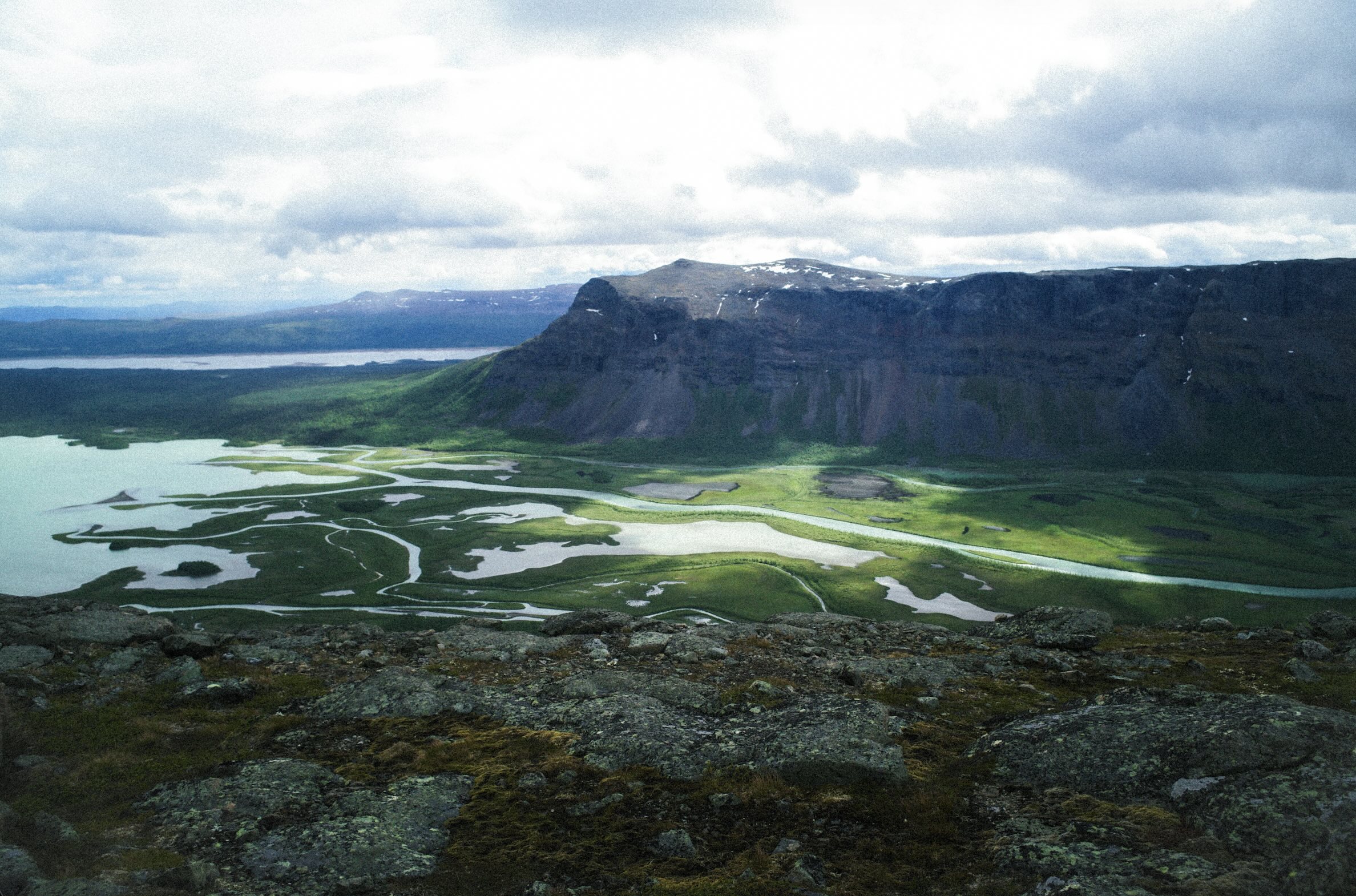 suede sarek montagne et lacs vu d'en haut