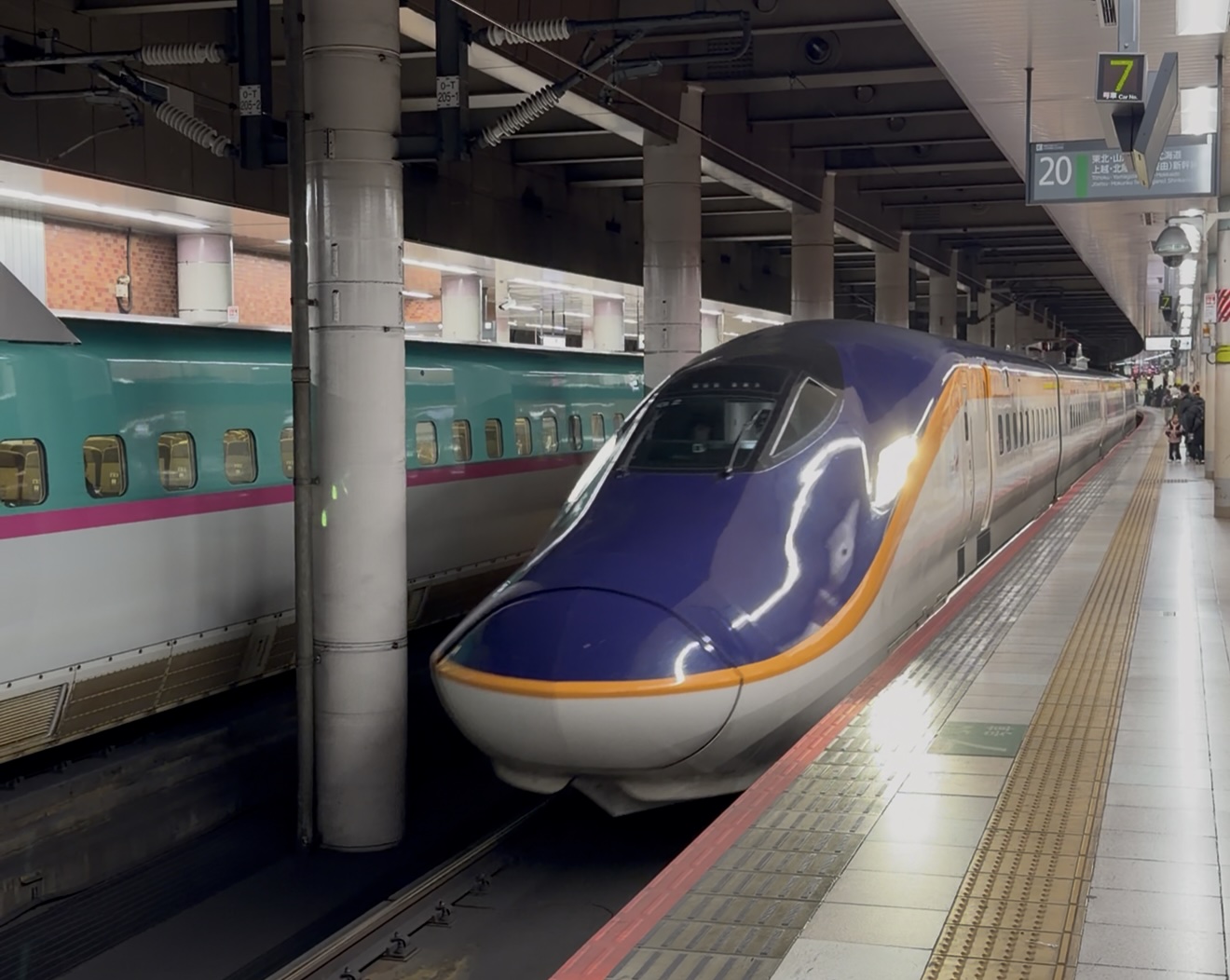 Shinkansen entrant en gare au Japon