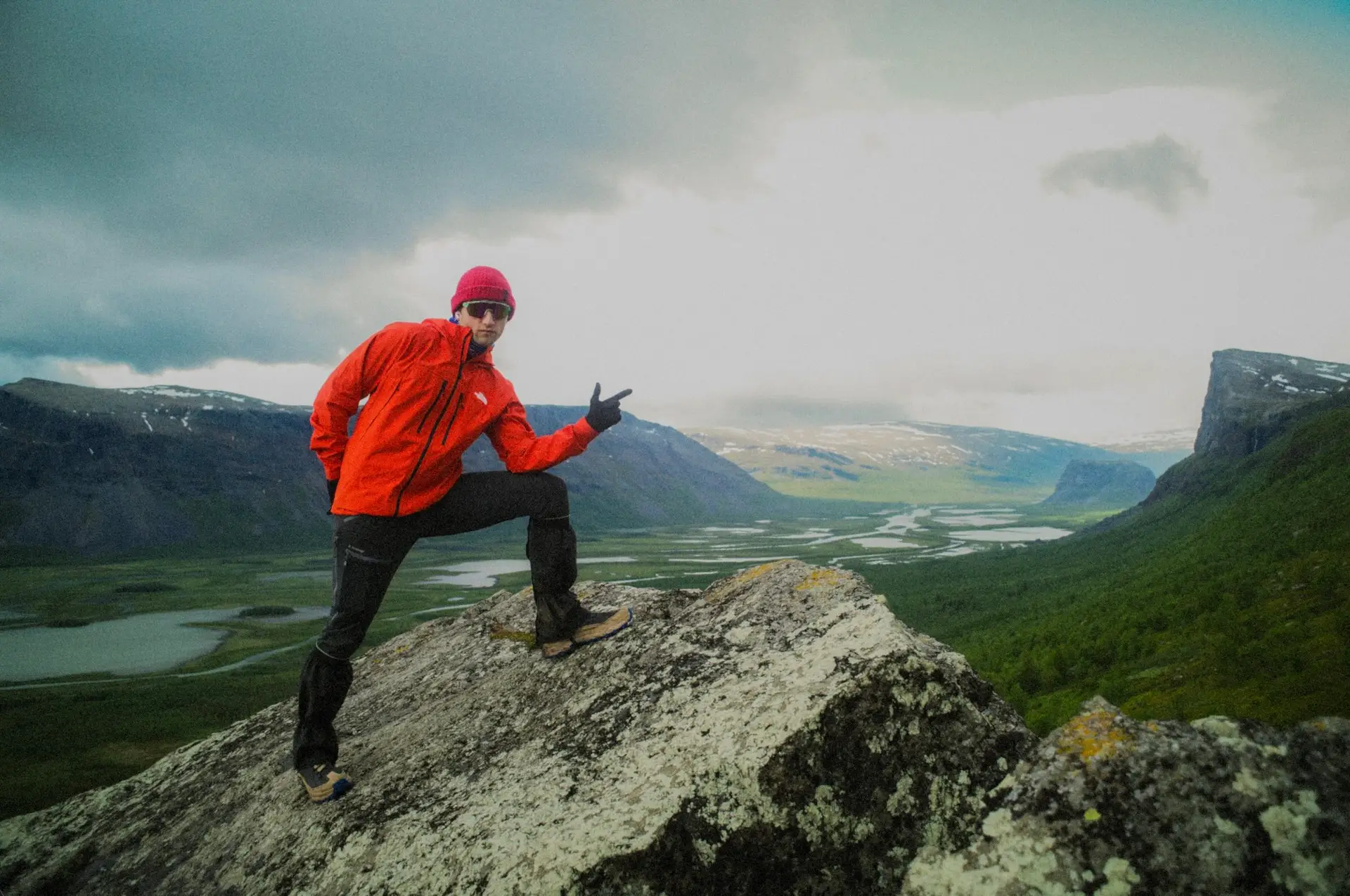 sarek homme en haut d'un rocher sur le rapadalen parc national suède