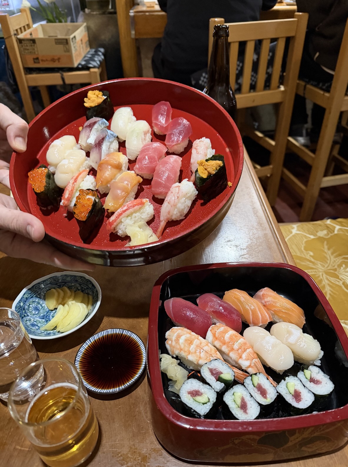plateau de sushis frais au Japon