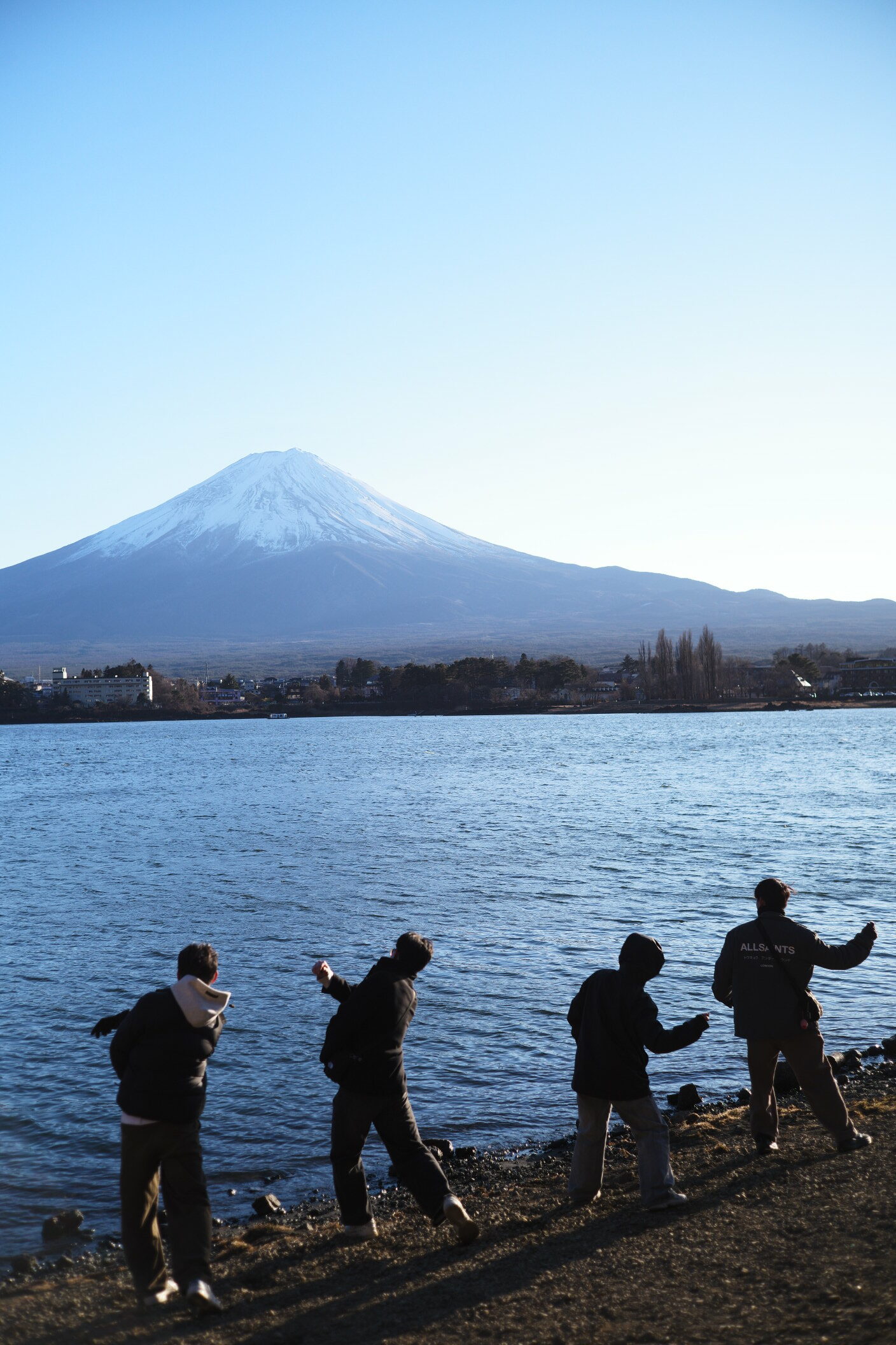 rive du lac Kawaguchiko avec vue sur le Fuji