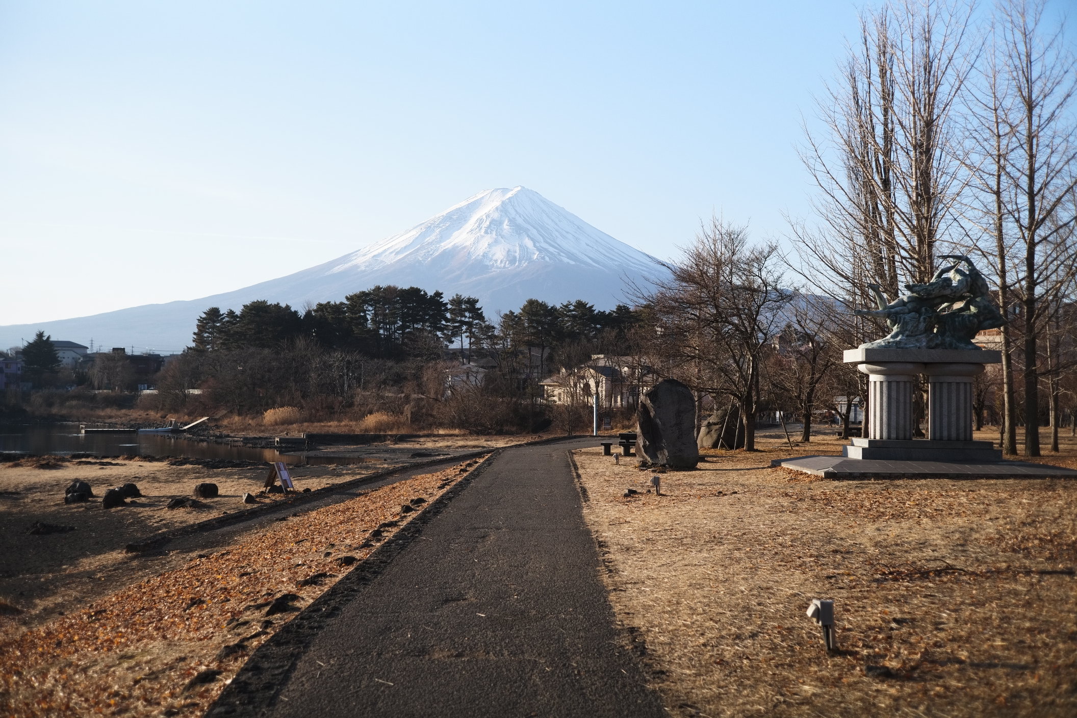 vue du fuji au bord du lac Kawaguchiko face au mont Fuji