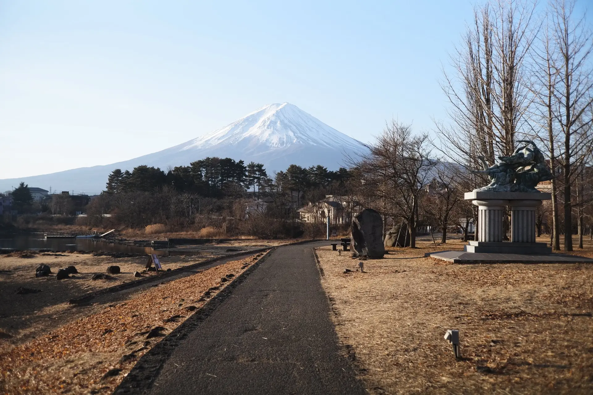 mont Fuji enneigé depuis le lac Kawaguchiko en janvier