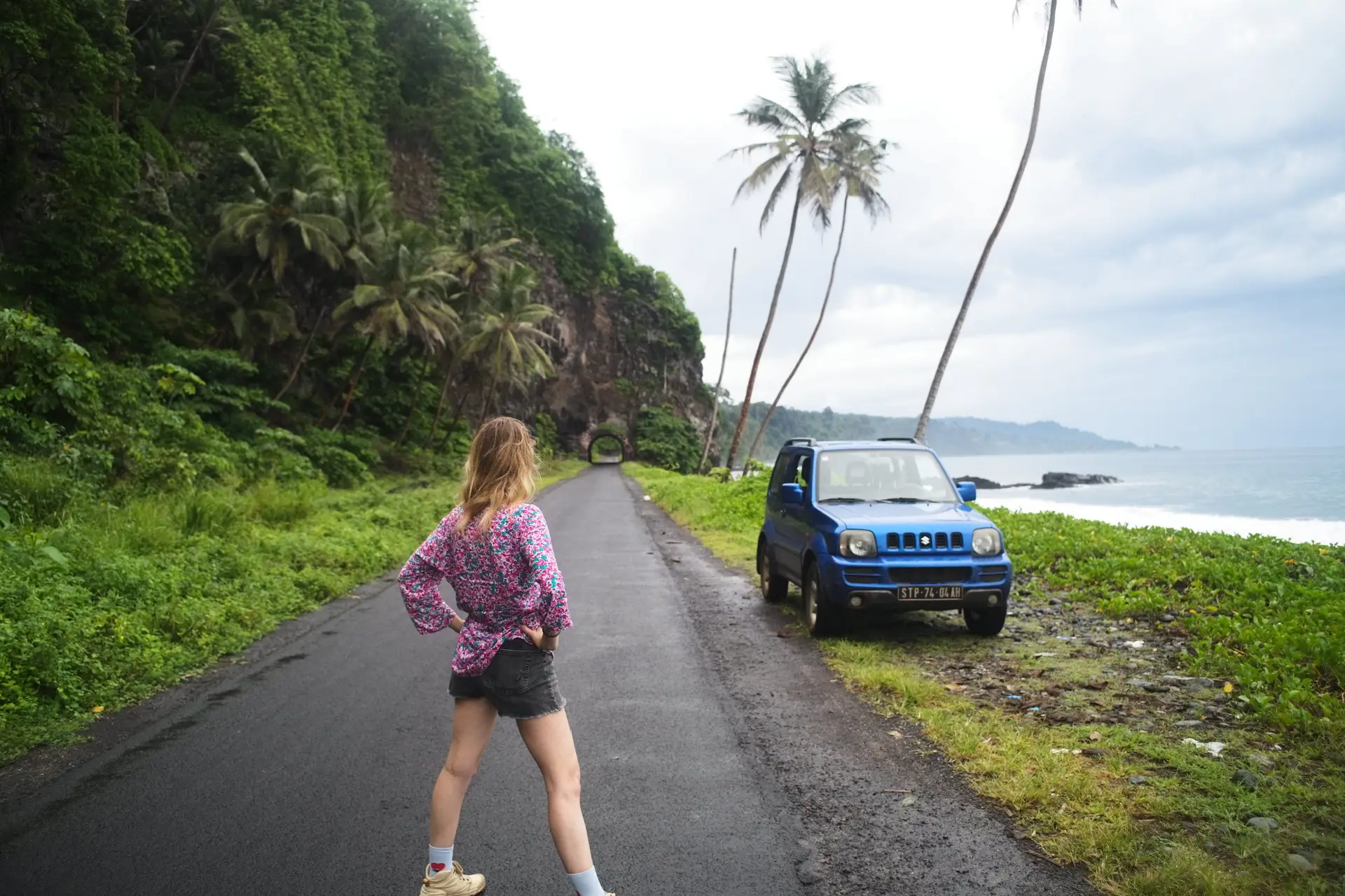 plage de sable noir sete ondas sao tome
