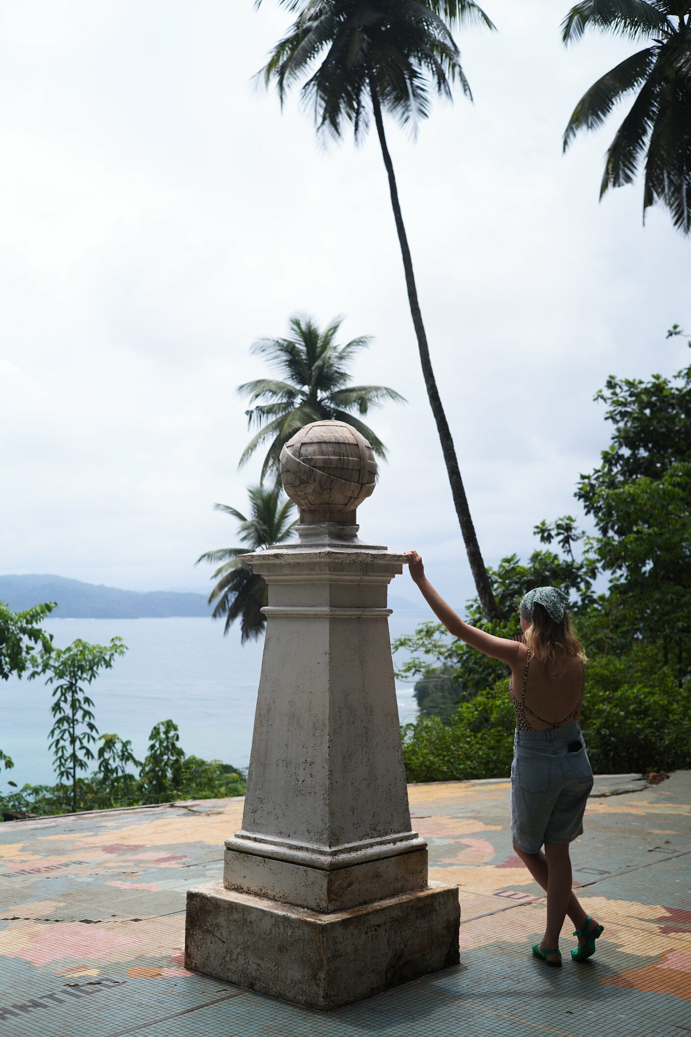 monument equateur centre du monde ilheu das rolas sao tome