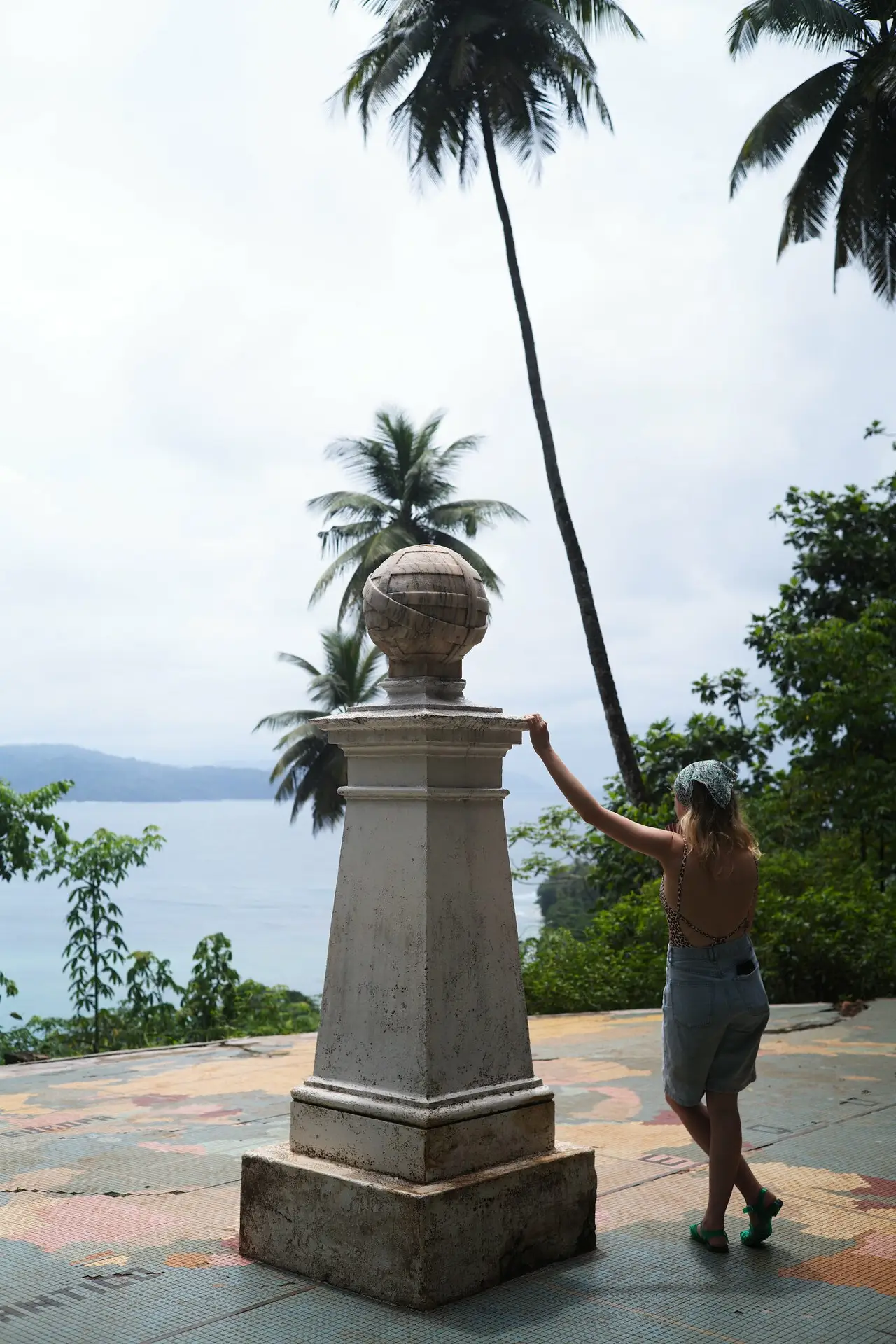 monument equateur centre du monde ilheu das rolas sao tome