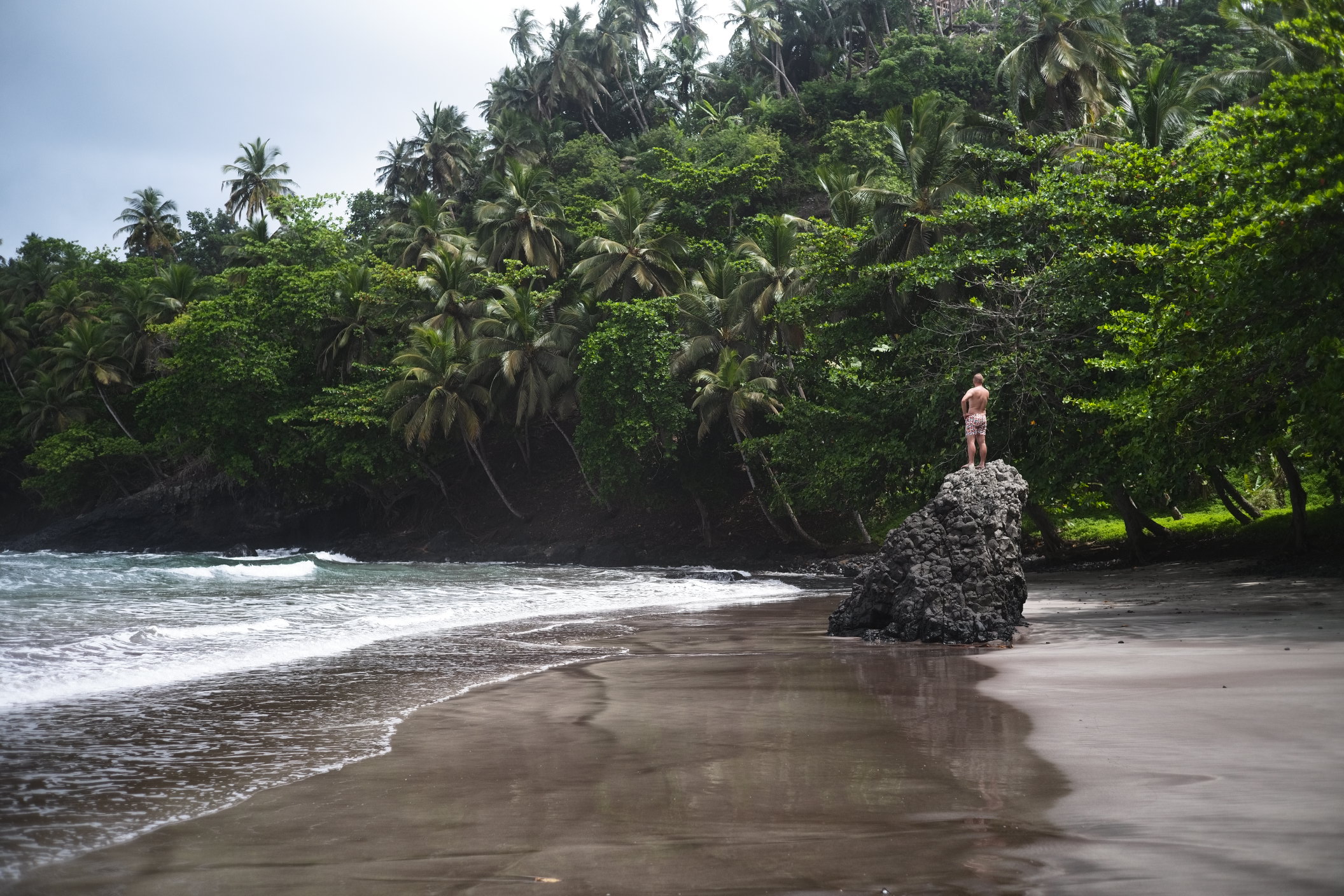 plage de sable noir sete ondas sao tome
