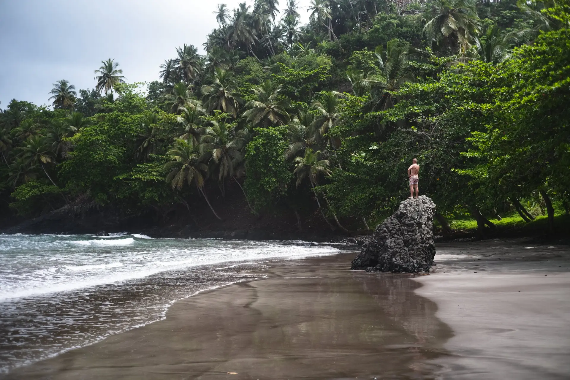 plage de sable noir de sete ondas a sao tome