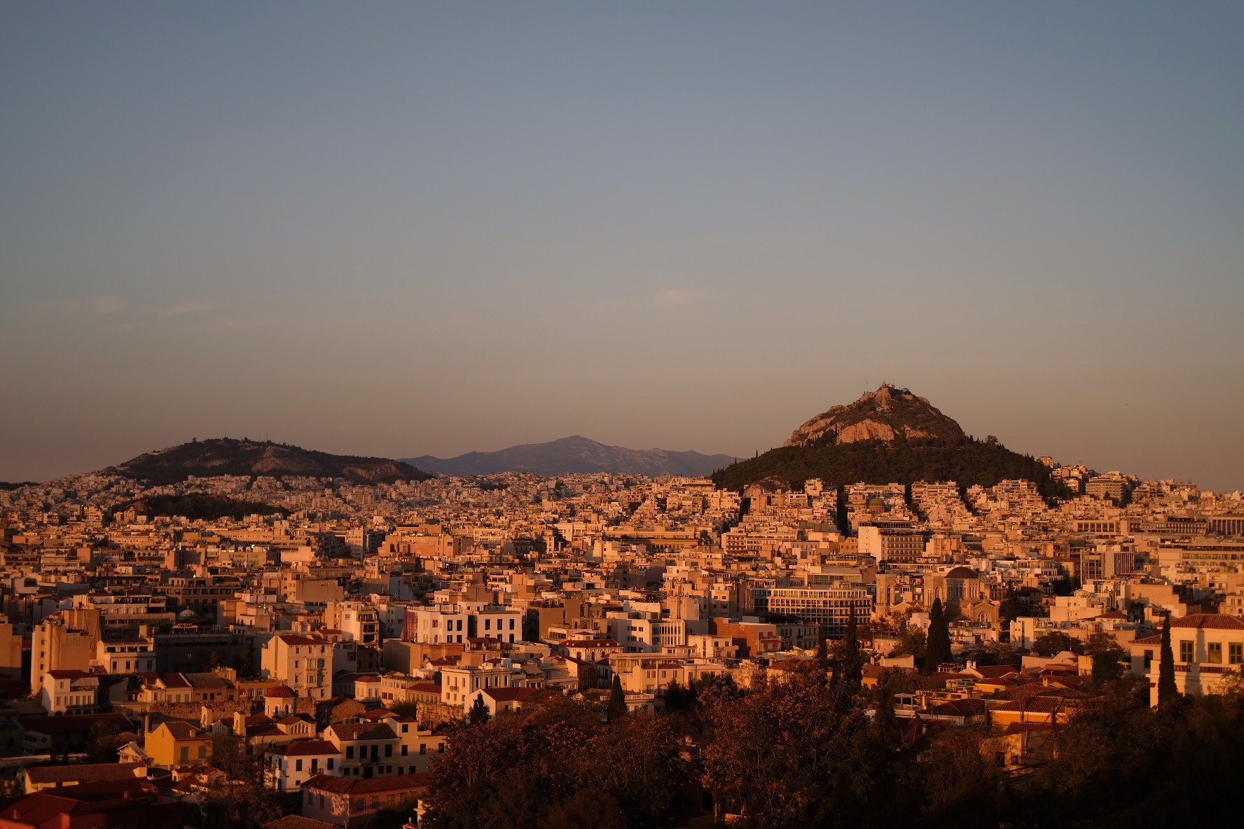 vue d'Athènes depuis un rooftop au coucher du soleil